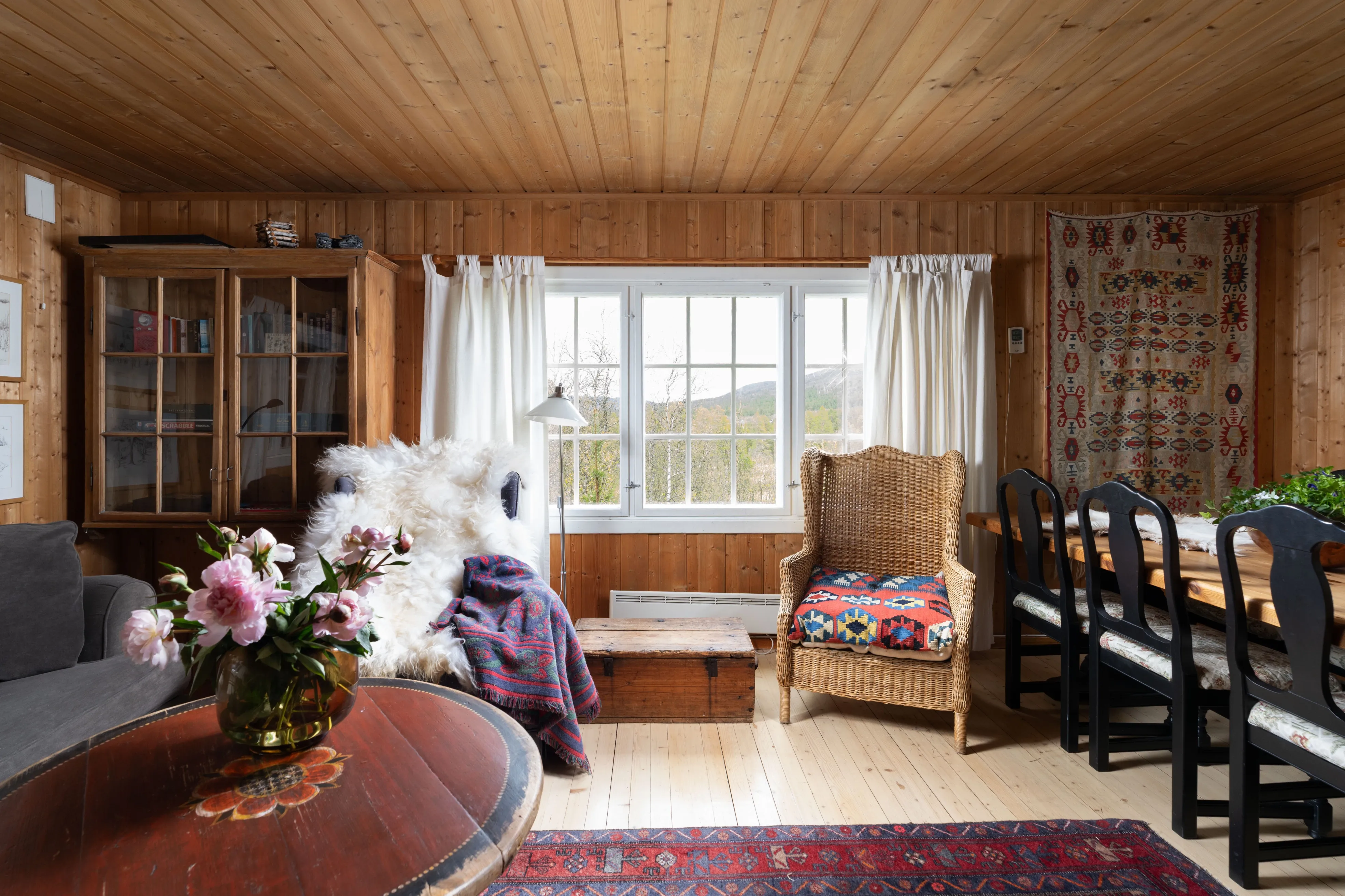 1970s Geilo Cabin: 3-Bedroom Retreat with Terrace and Mountain Access - View image 6 of 23