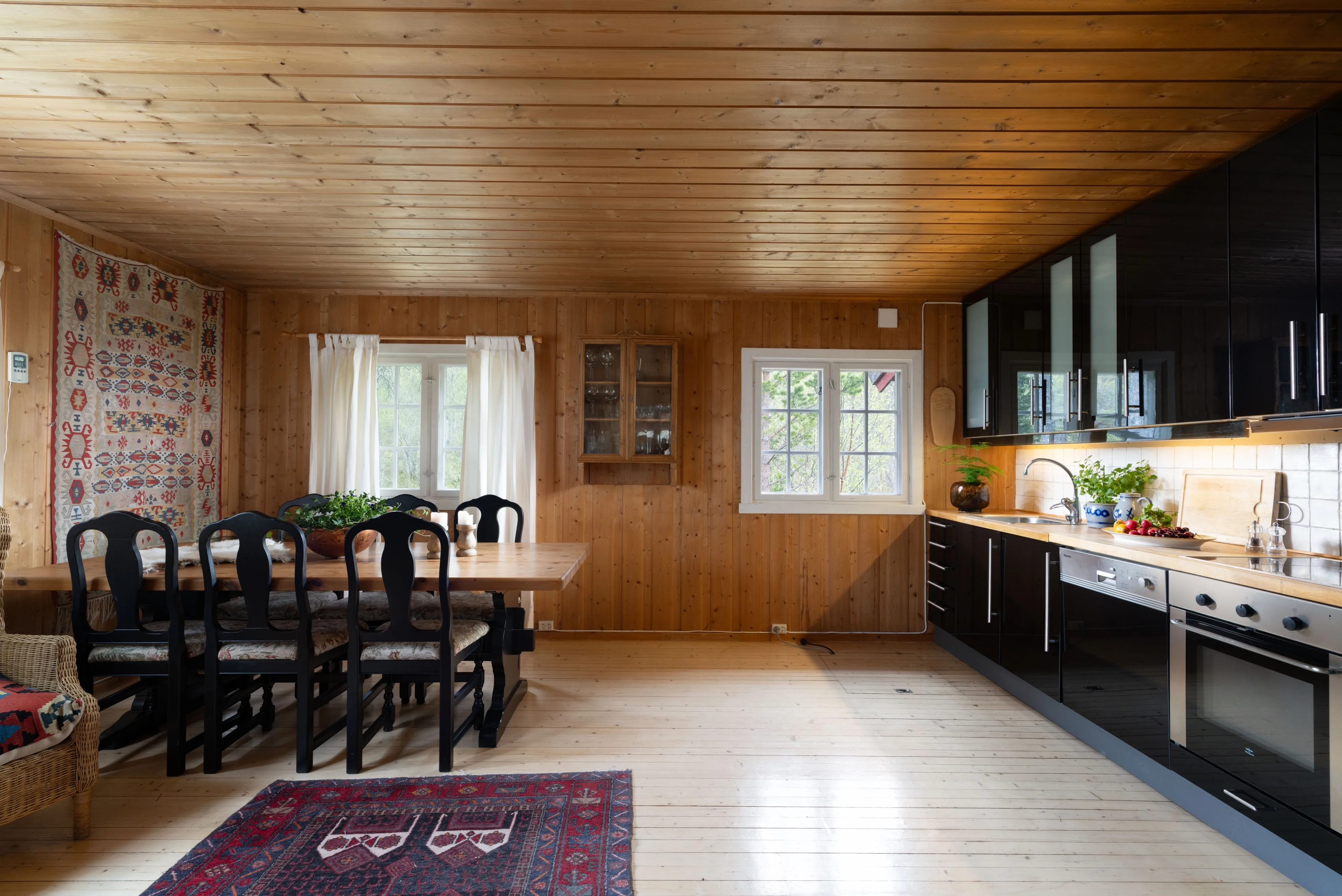 1970s Geilo Cabin: 3-Bedroom Retreat with Terrace and Mountain Access - View image 7 of 23
