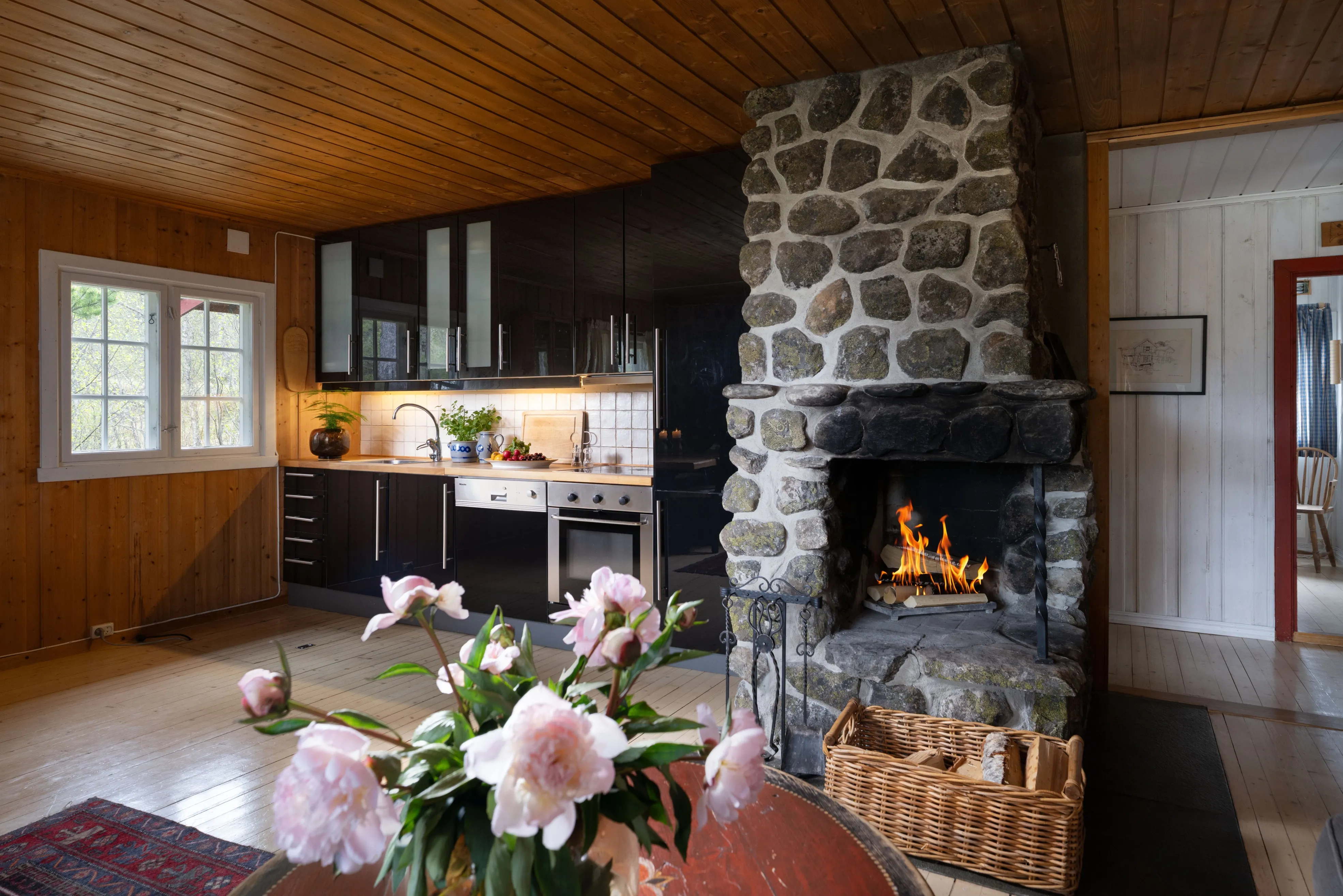 1970s Geilo Cabin: 3-Bedroom Retreat with Terrace and Mountain Access - View image 8 of 23