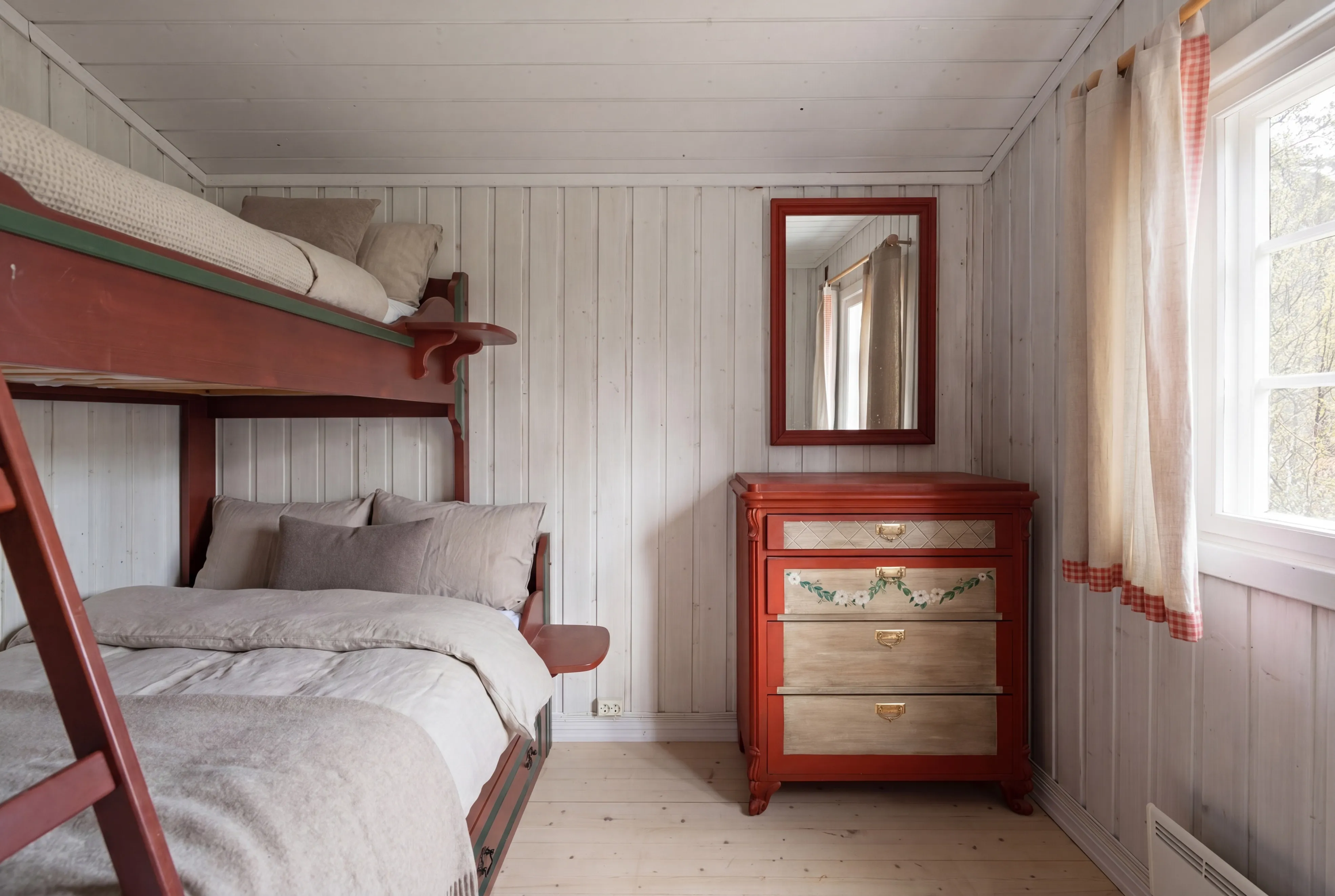 1970s Geilo Cabin: 3-Bedroom Retreat with Terrace and Mountain Access - View image 9 of 23