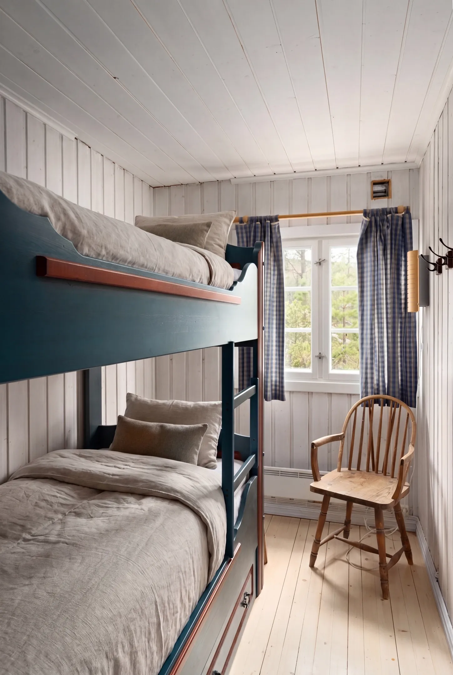 1970s Geilo Cabin: 3-Bedroom Retreat with Terrace and Mountain Access - View image 11 of 23