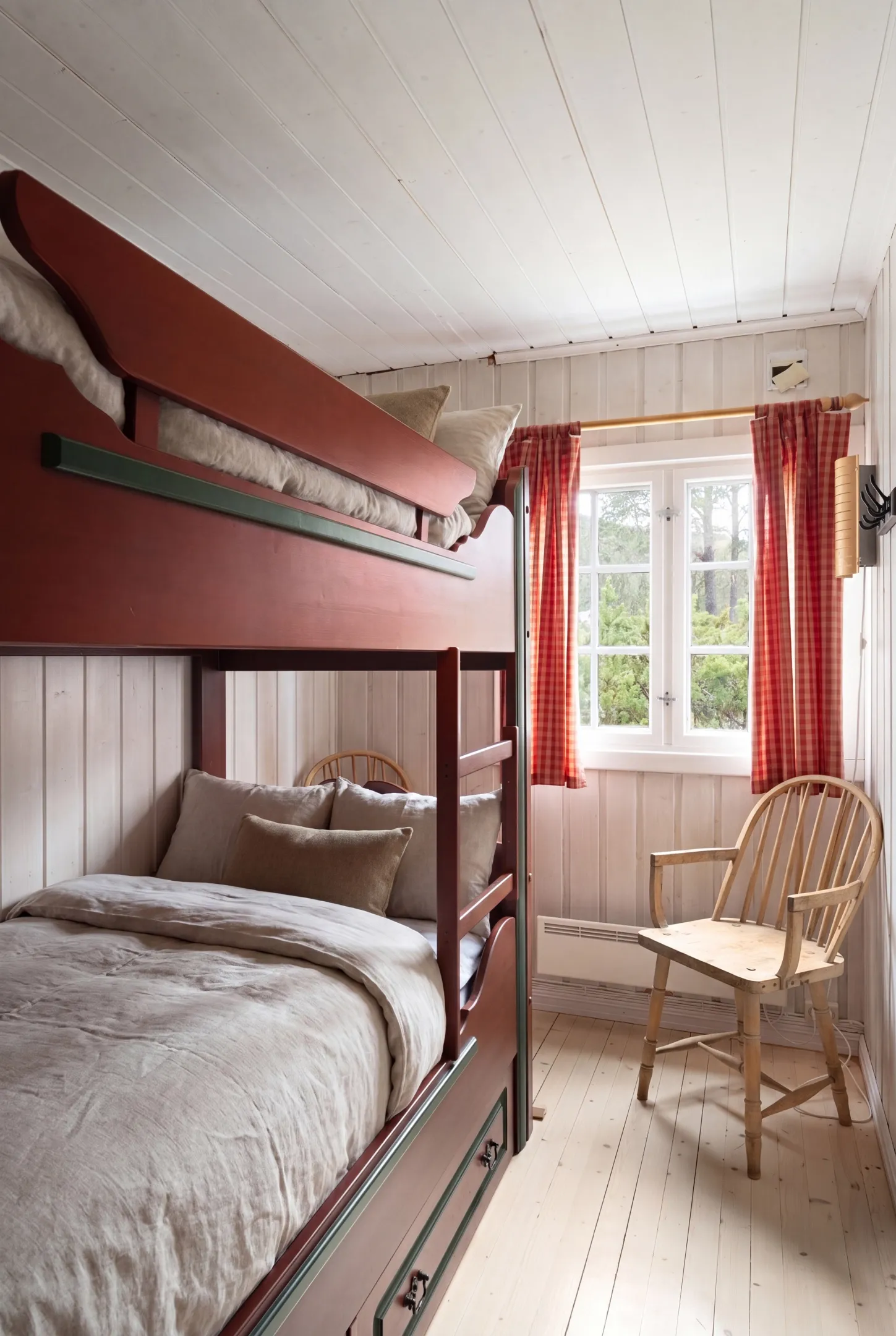 1970s Geilo Cabin: 3-Bedroom Retreat with Terrace and Mountain Access - View image 12 of 23
