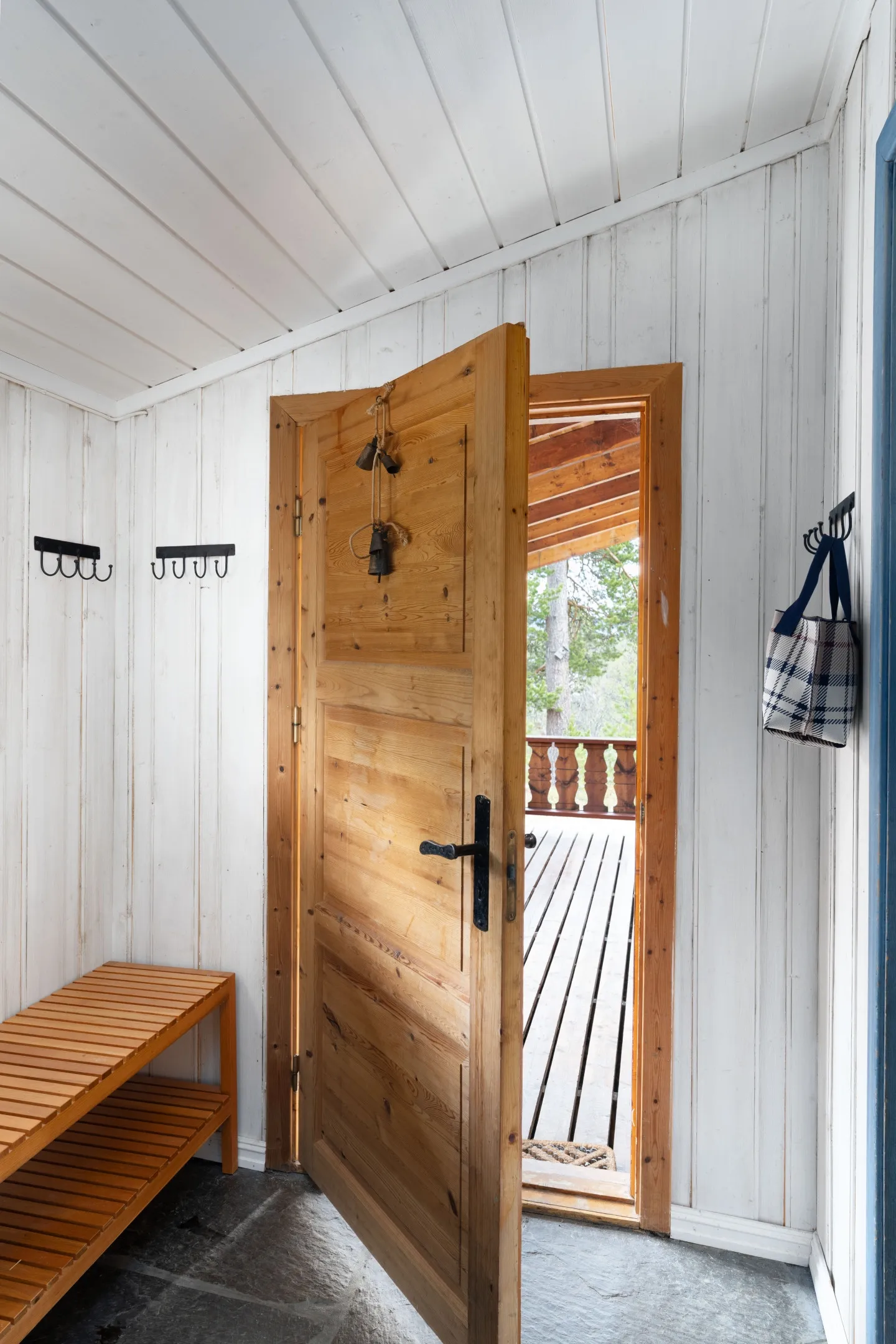 1970s Geilo Cabin: 3-Bedroom Retreat with Terrace and Mountain Access - View image 15 of 23