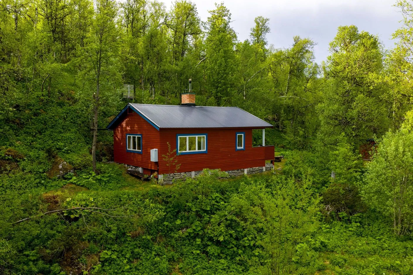 1960s Swedish Country House with Expansive Grounds in Bruksvallarna - Image 1