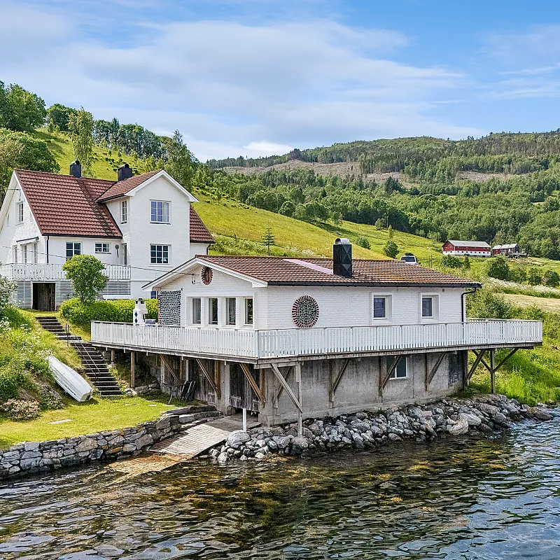 1960s Norwegian Cabin with Fjord Access and Terrace in Valsøybotn