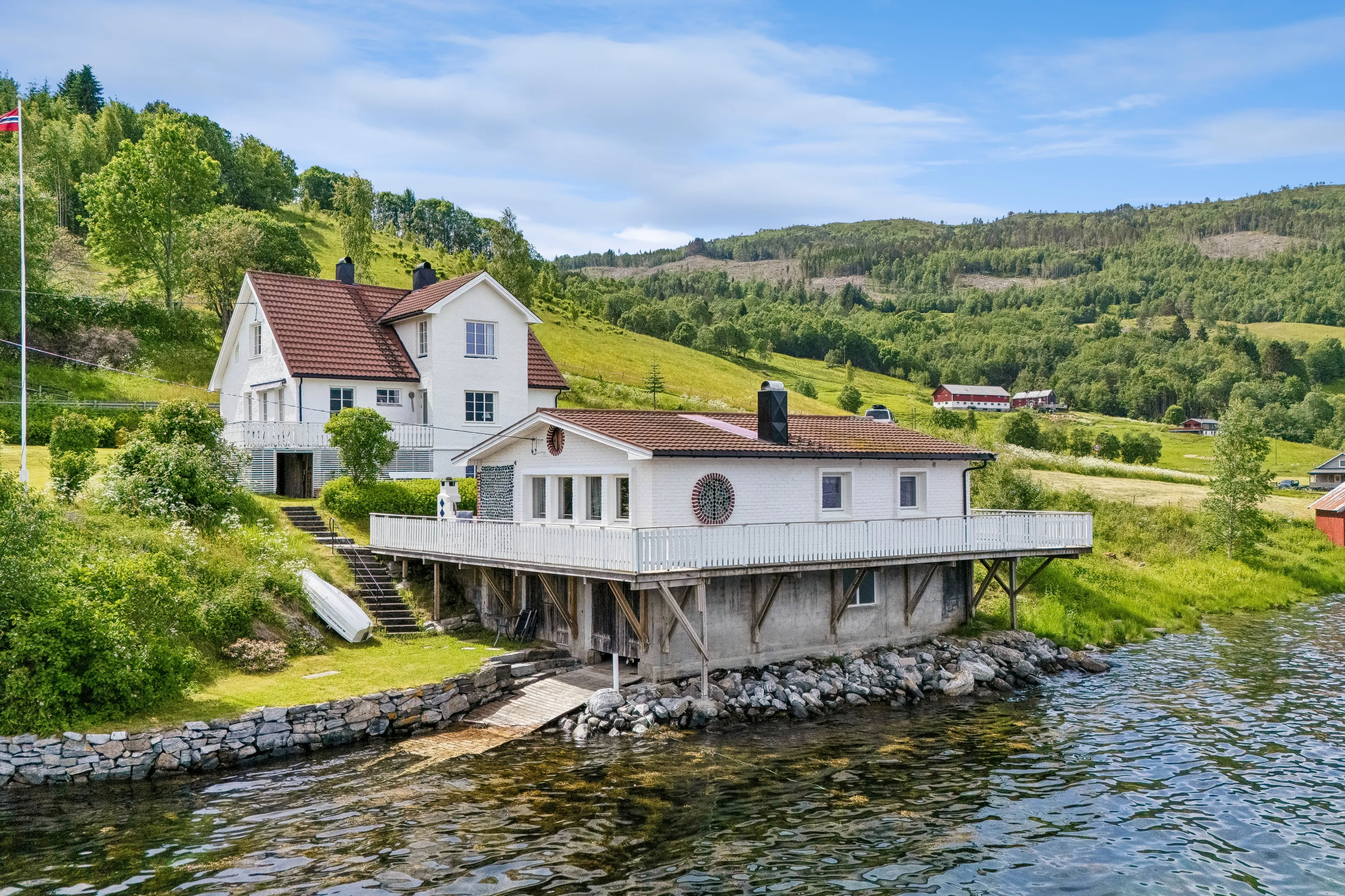 1960s Norwegian Cabin with Fjord Access and Terrace in Valsøybotn - Image 1