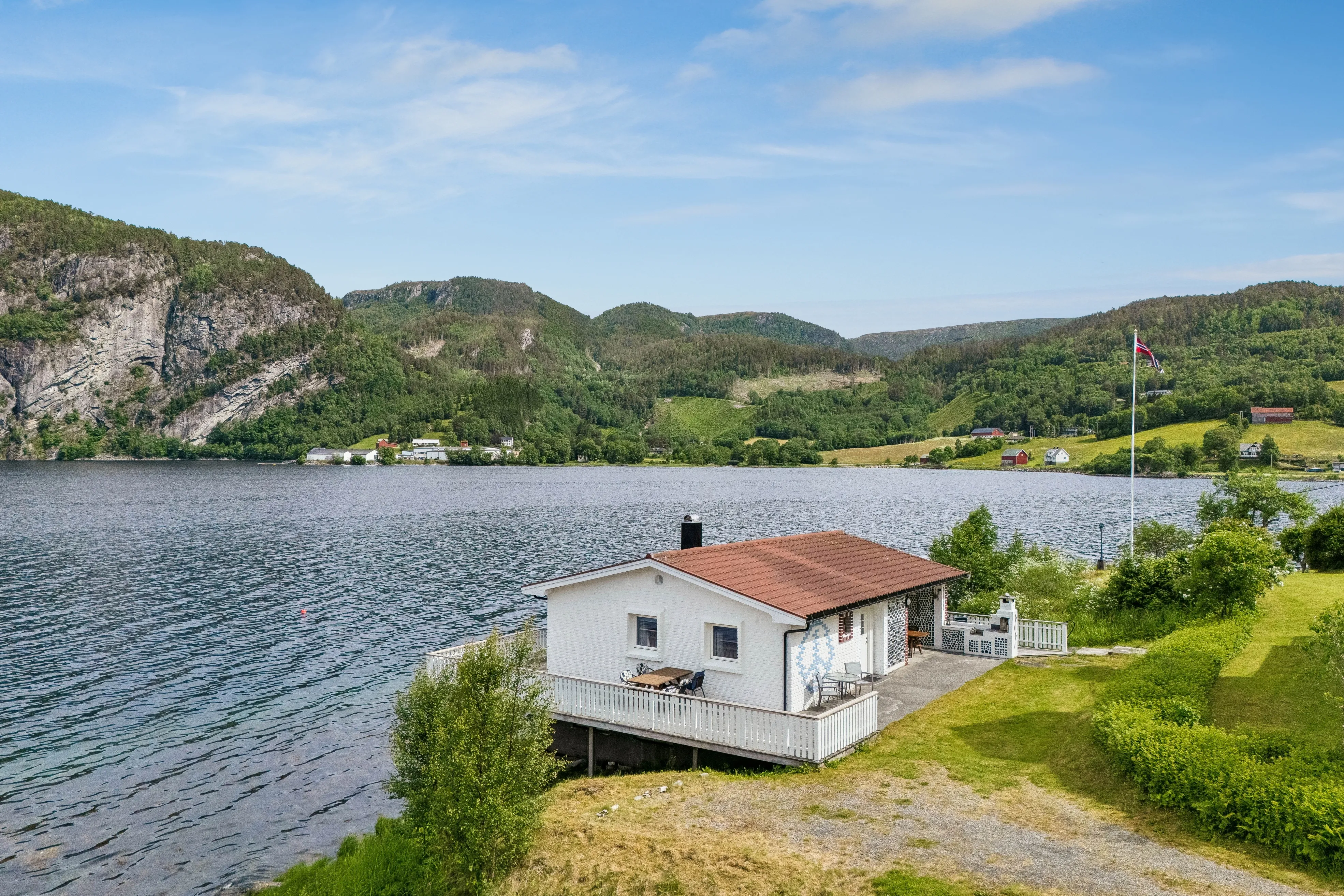 1960s Norwegian Cabin with Fjord Access and Terrace in Valsøybotn - Image 2