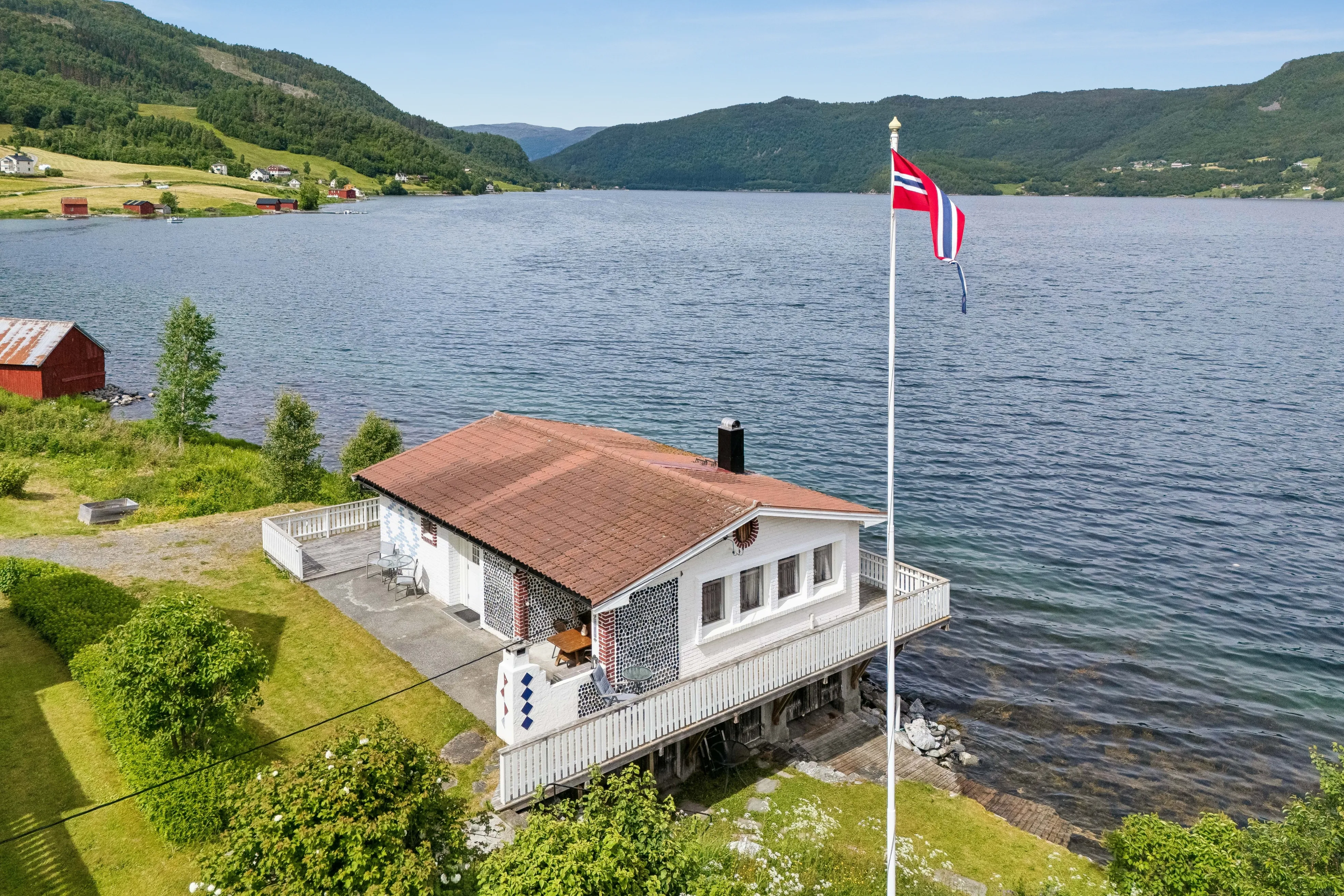 1960s Norwegian Cabin with Fjord Access and Terrace in Valsøybotn - Image 3