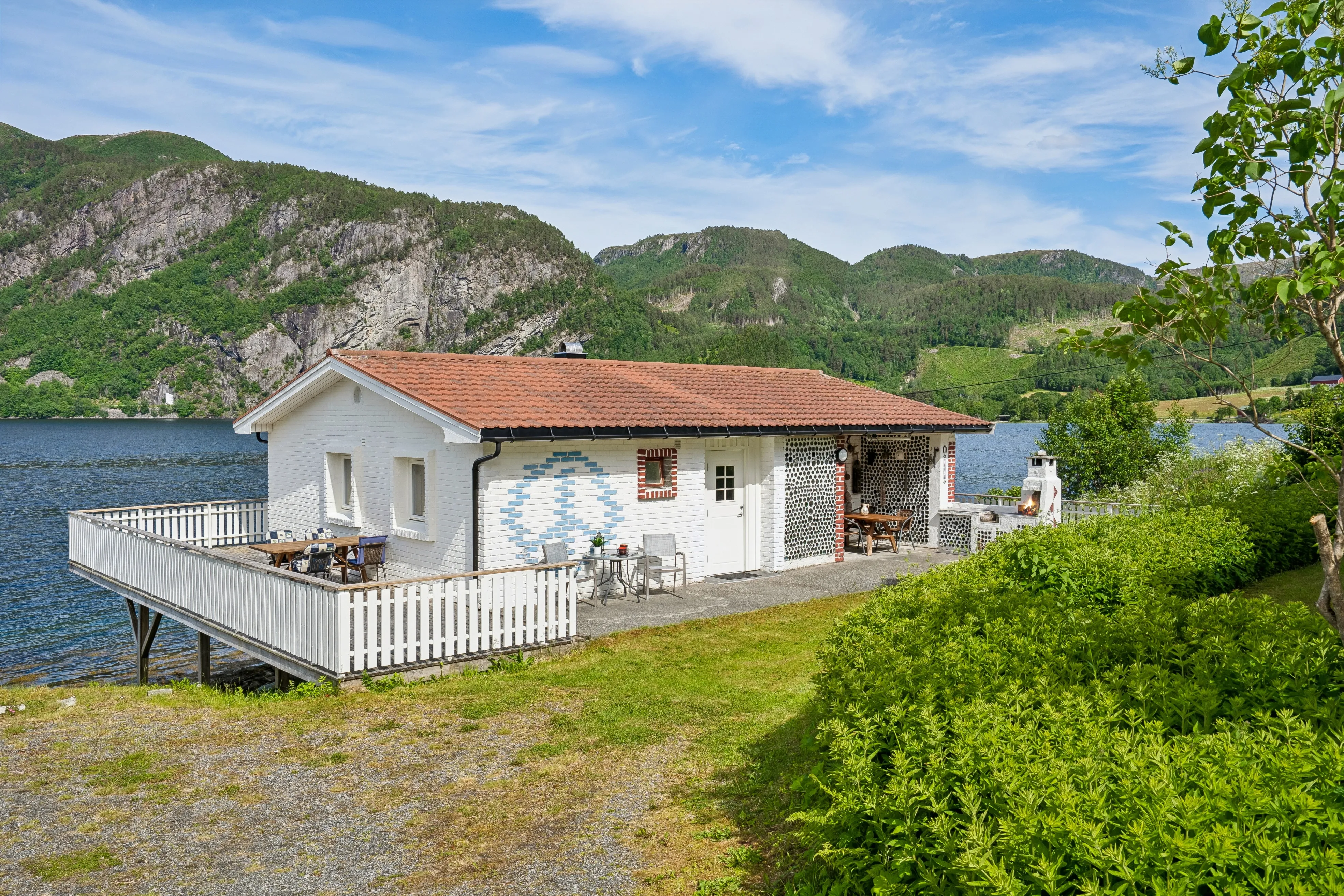 1960s Norwegian Cabin with Fjord Access and Terrace in Valsøybotn - View image 6 of 47