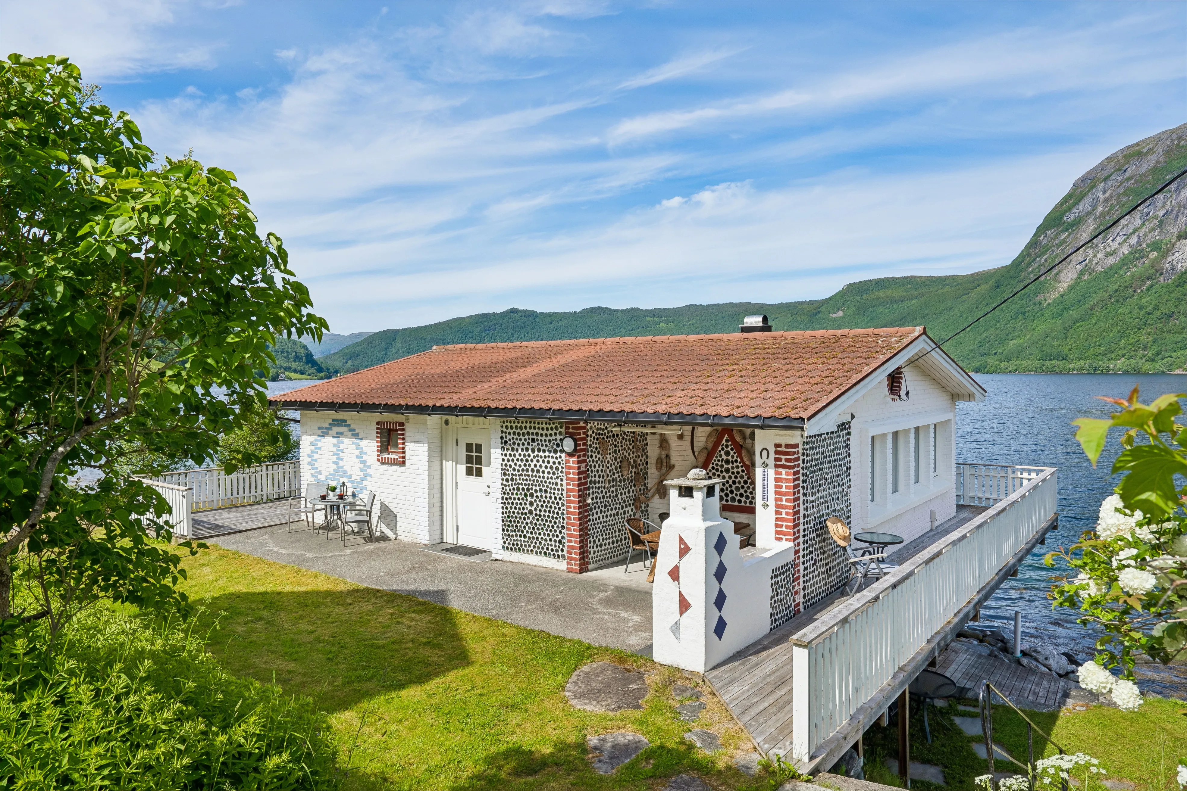 1960s Norwegian Cabin with Fjord Access and Terrace in Valsøybotn - View image 8 of 47