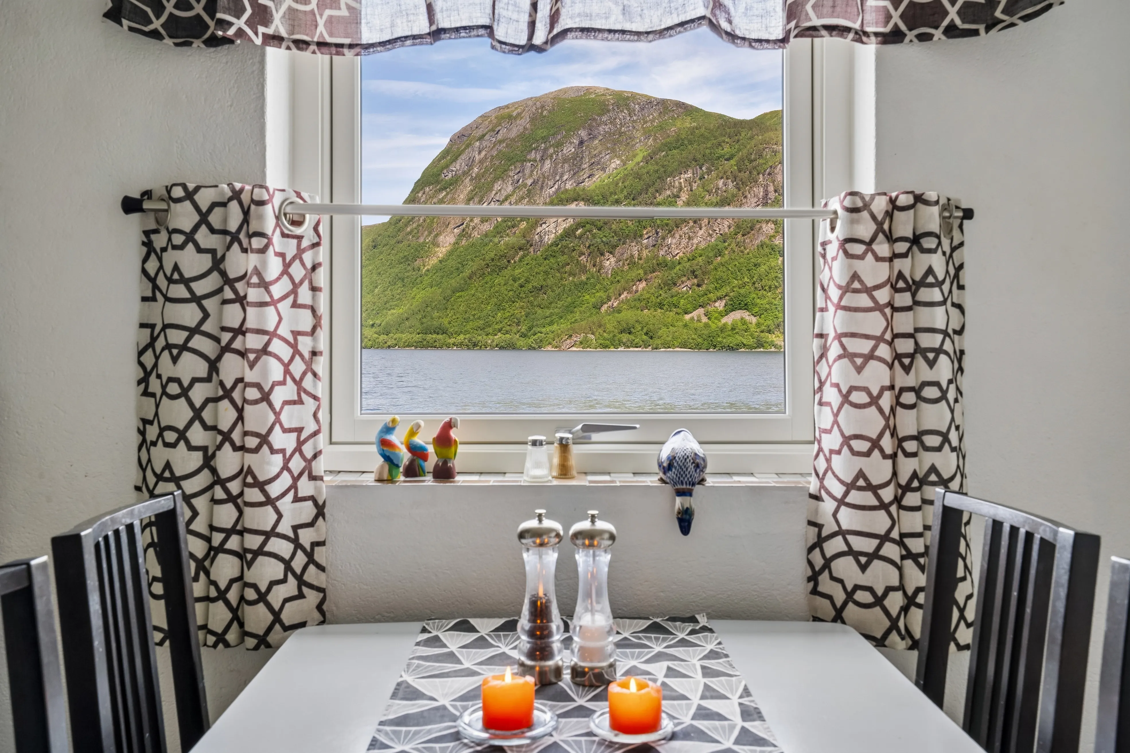 1960s Norwegian Cabin with Fjord Access and Terrace in Valsøybotn - View image 27 of 47