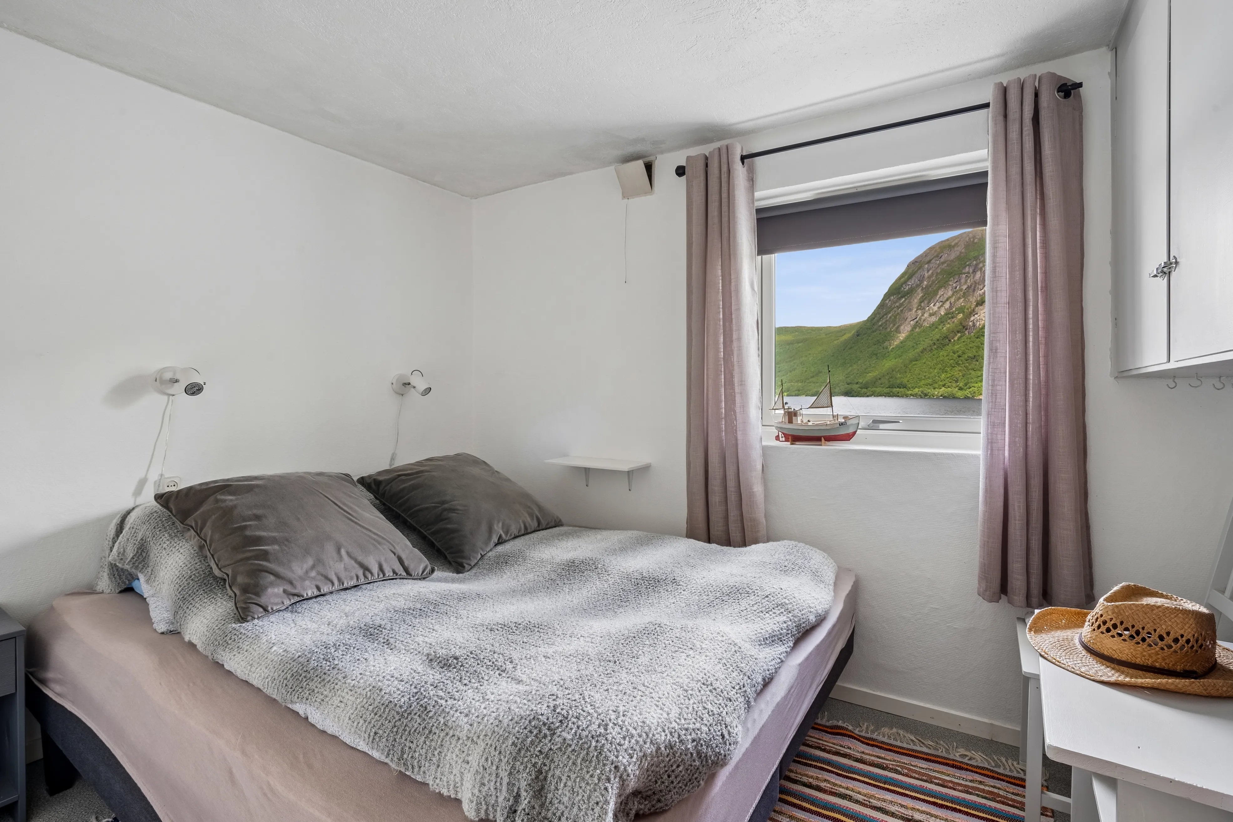 1960s Norwegian Cabin with Fjord Access and Terrace in Valsøybotn - View image 29 of 47