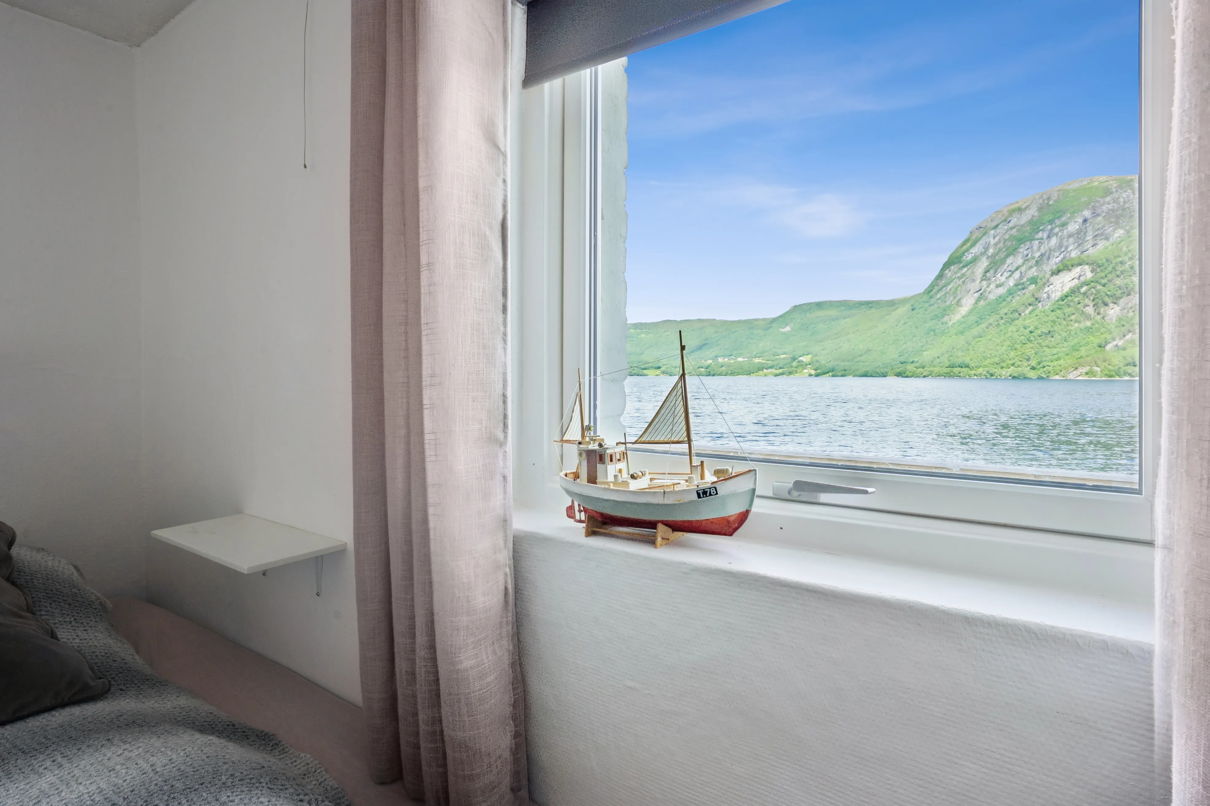 1960s Norwegian Cabin with Fjord Access and Terrace in Valsøybotn - View image 30 of 47