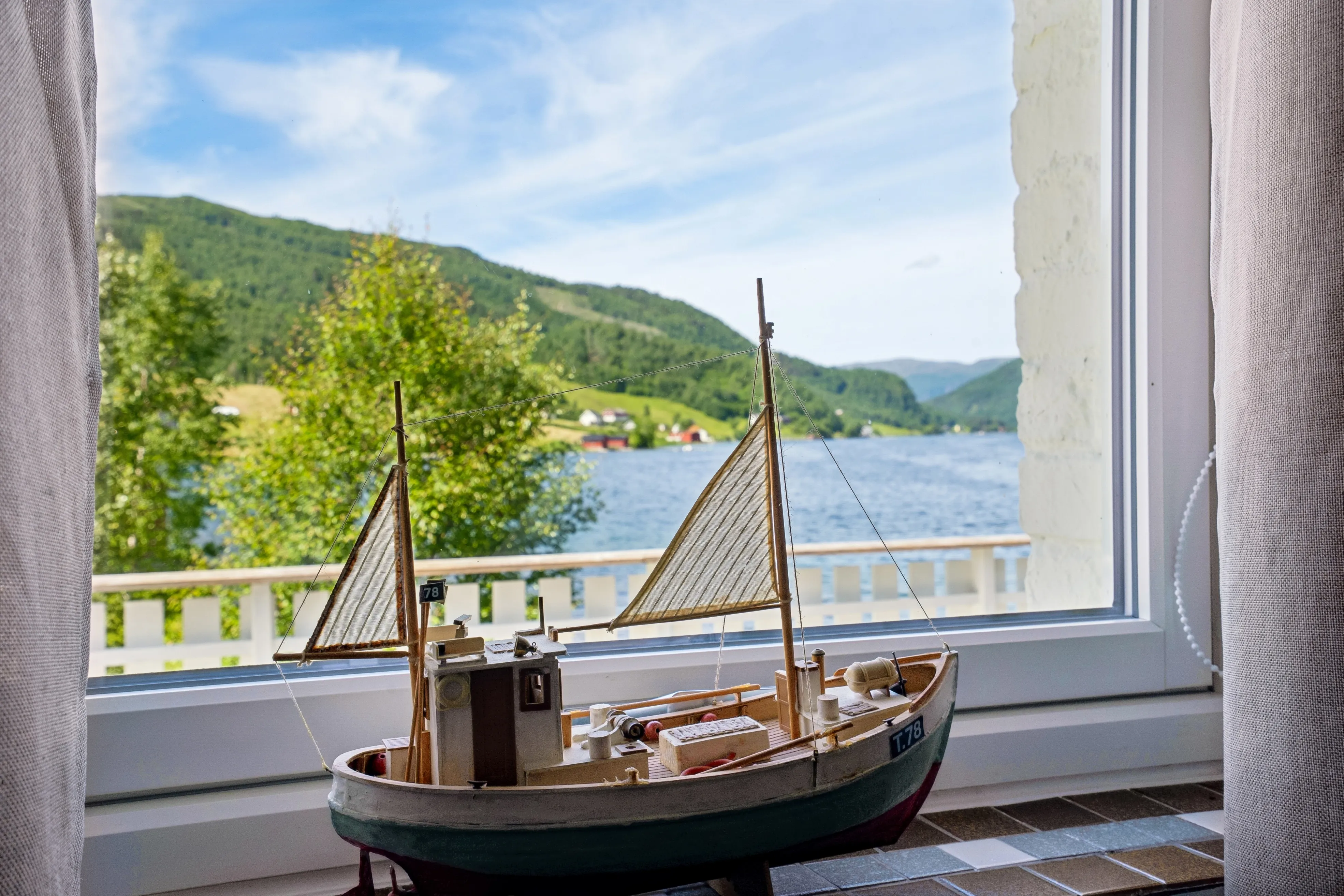 1960s Norwegian Cabin with Fjord Access and Terrace in Valsøybotn - View image 32 of 47