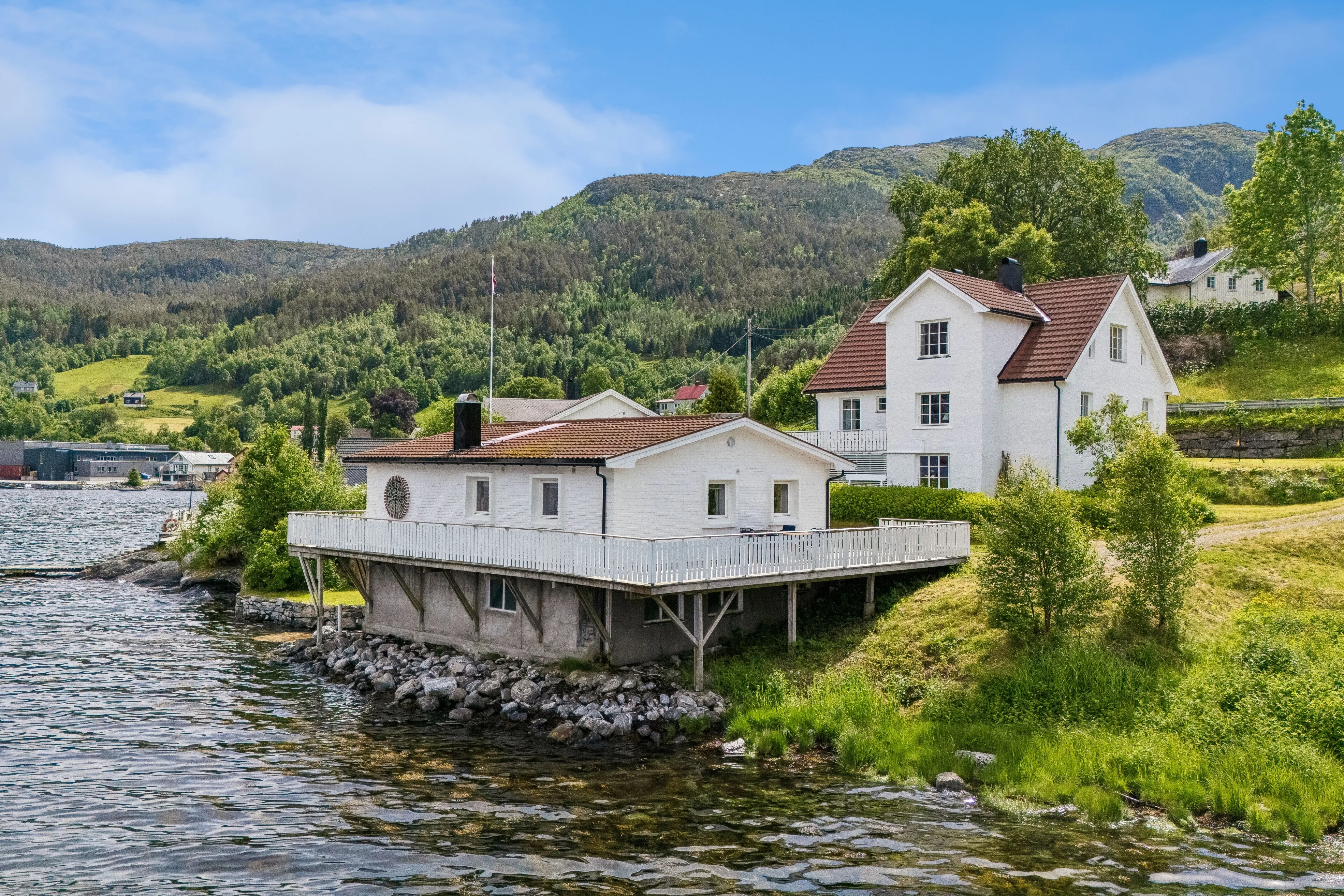 1960s Norwegian Cabin with Fjord Access and Terrace in Valsøybotn - View image 35 of 47