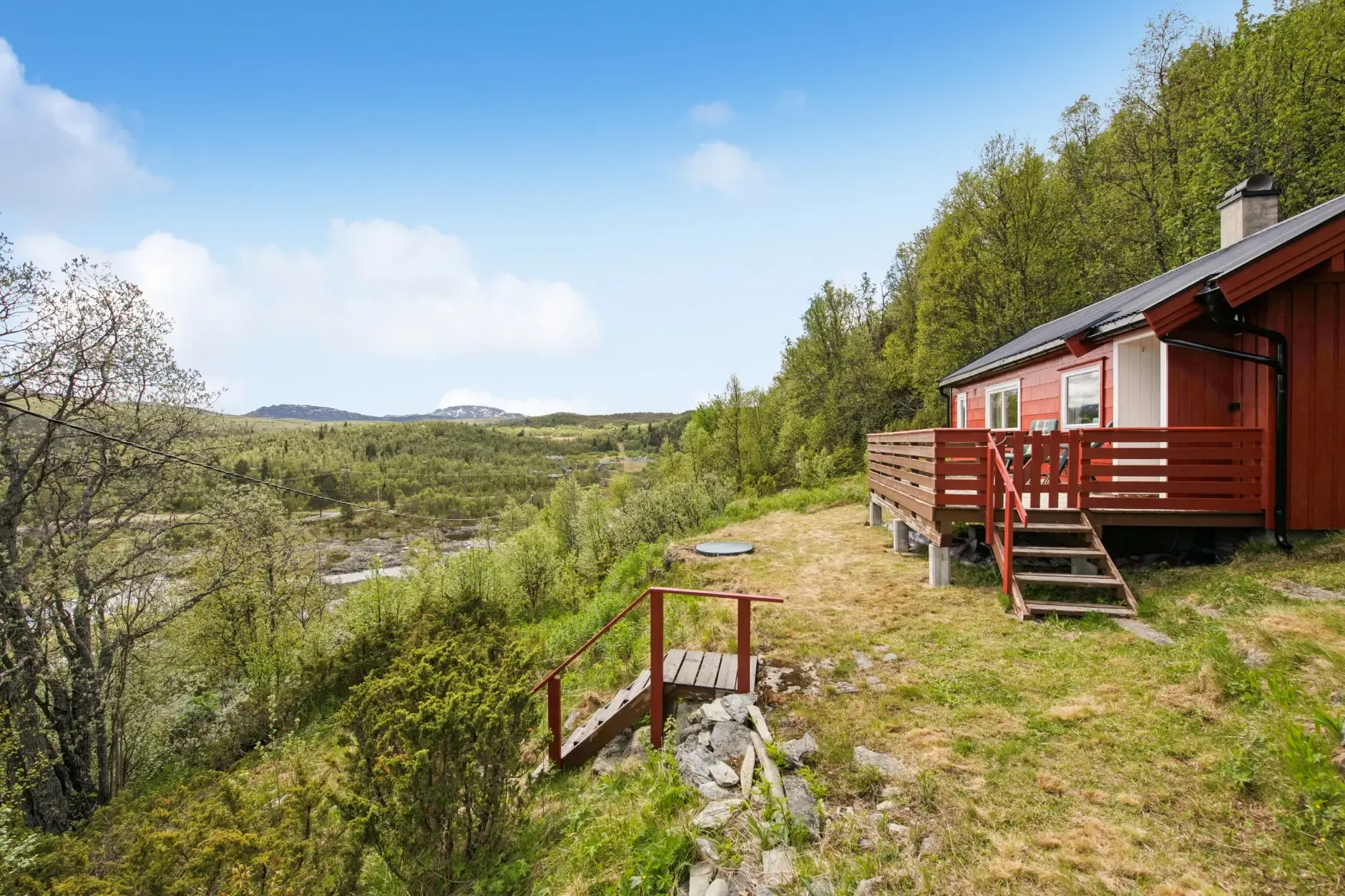 1960s Two-Bedroom Cabin with Terrace in Scenic Rjukan, Telemark - Image 2