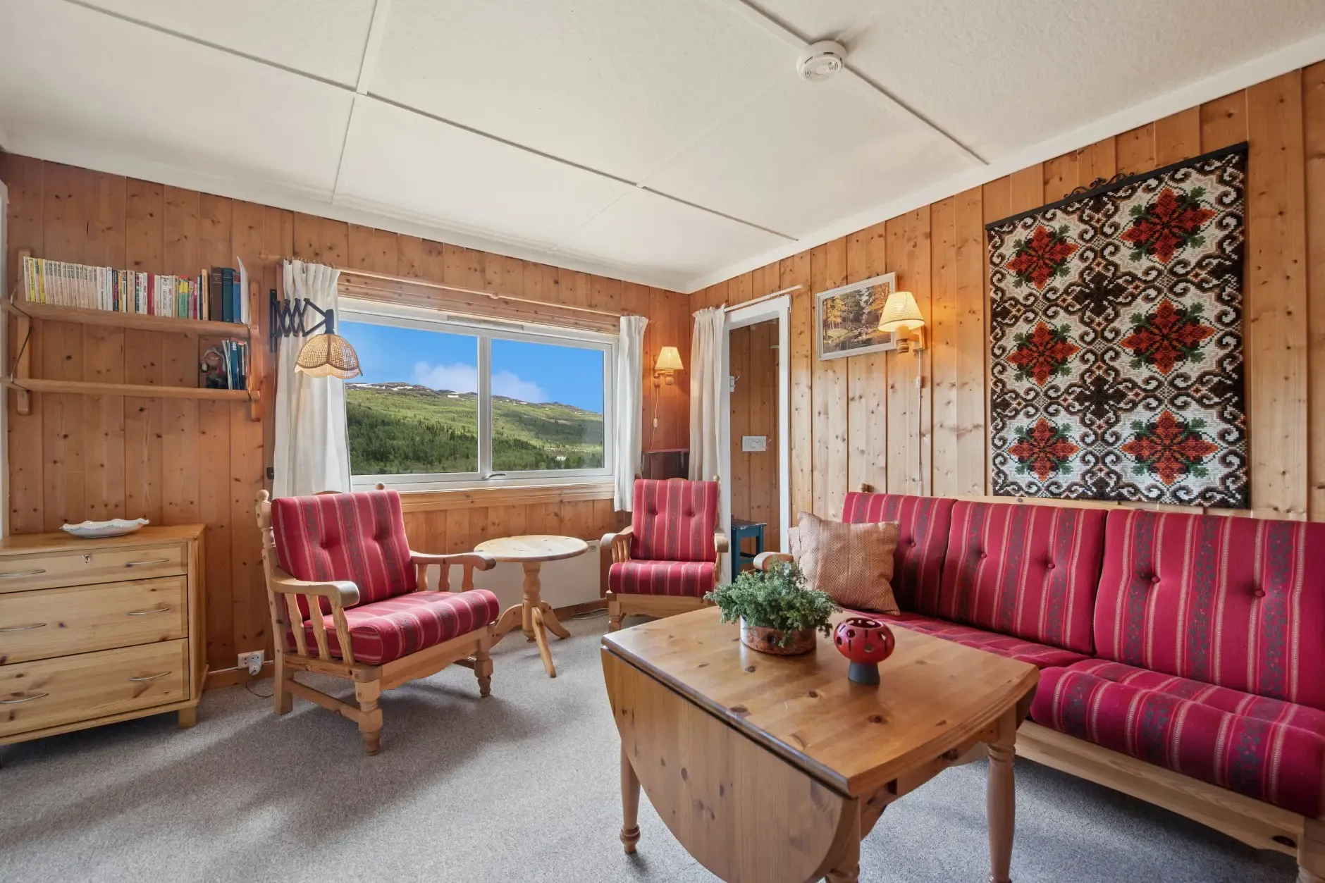 1960s Two-Bedroom Cabin with Terrace in Scenic Rjukan, Telemark - View image 8 of 27