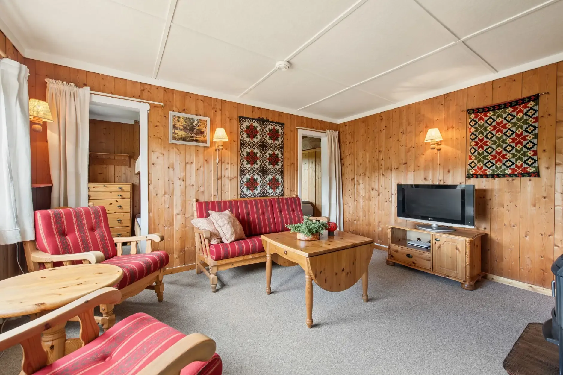 1960s Two-Bedroom Cabin with Terrace in Scenic Rjukan, Telemark - View image 9 of 27