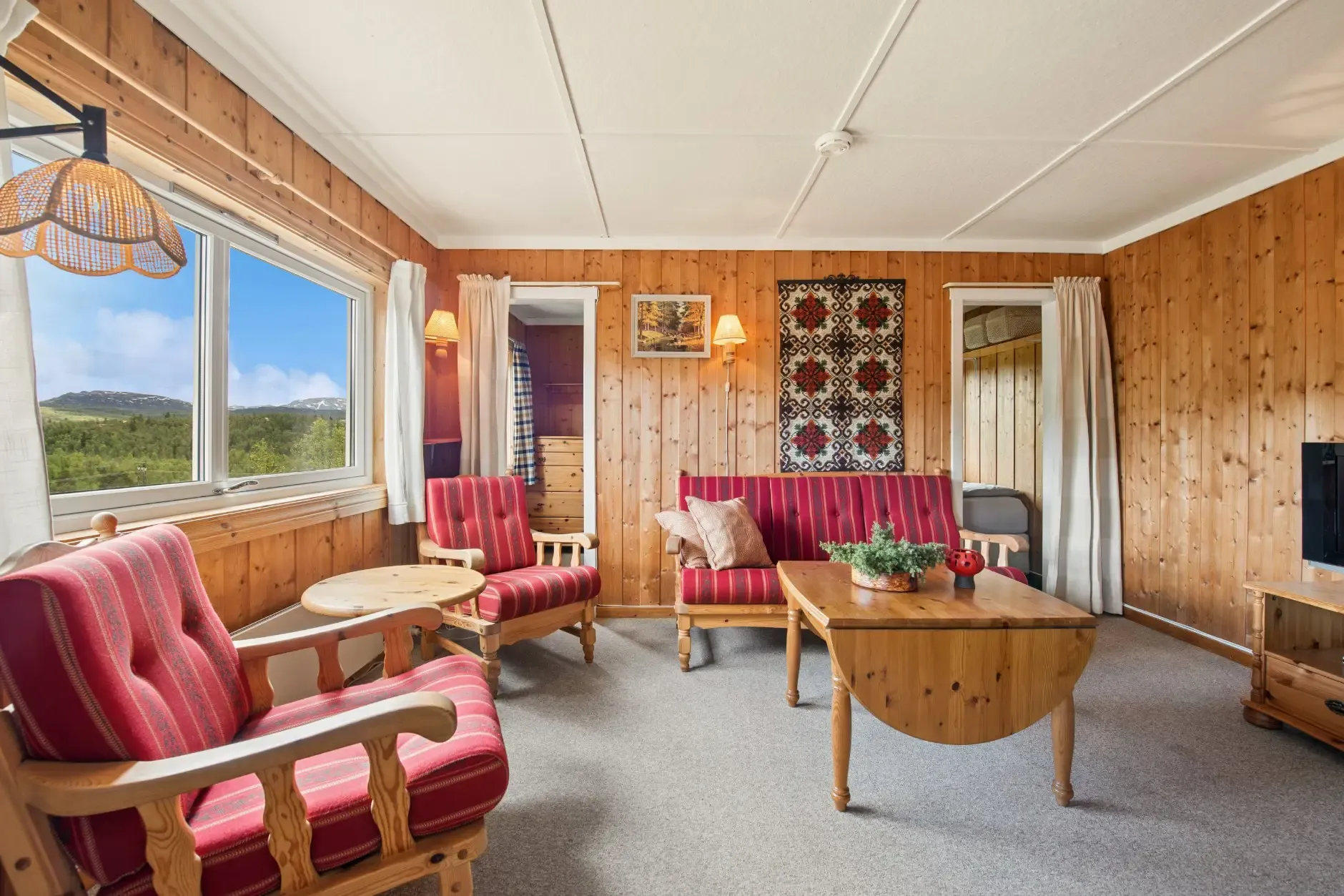 1960s Two-Bedroom Cabin with Terrace in Scenic Rjukan, Telemark - View image 10 of 27