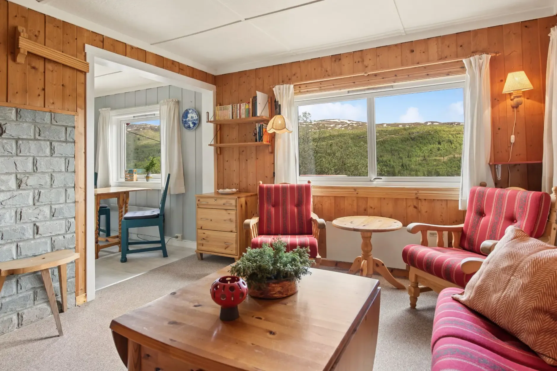 1960s Two-Bedroom Cabin with Terrace in Scenic Rjukan, Telemark - View image 12 of 27