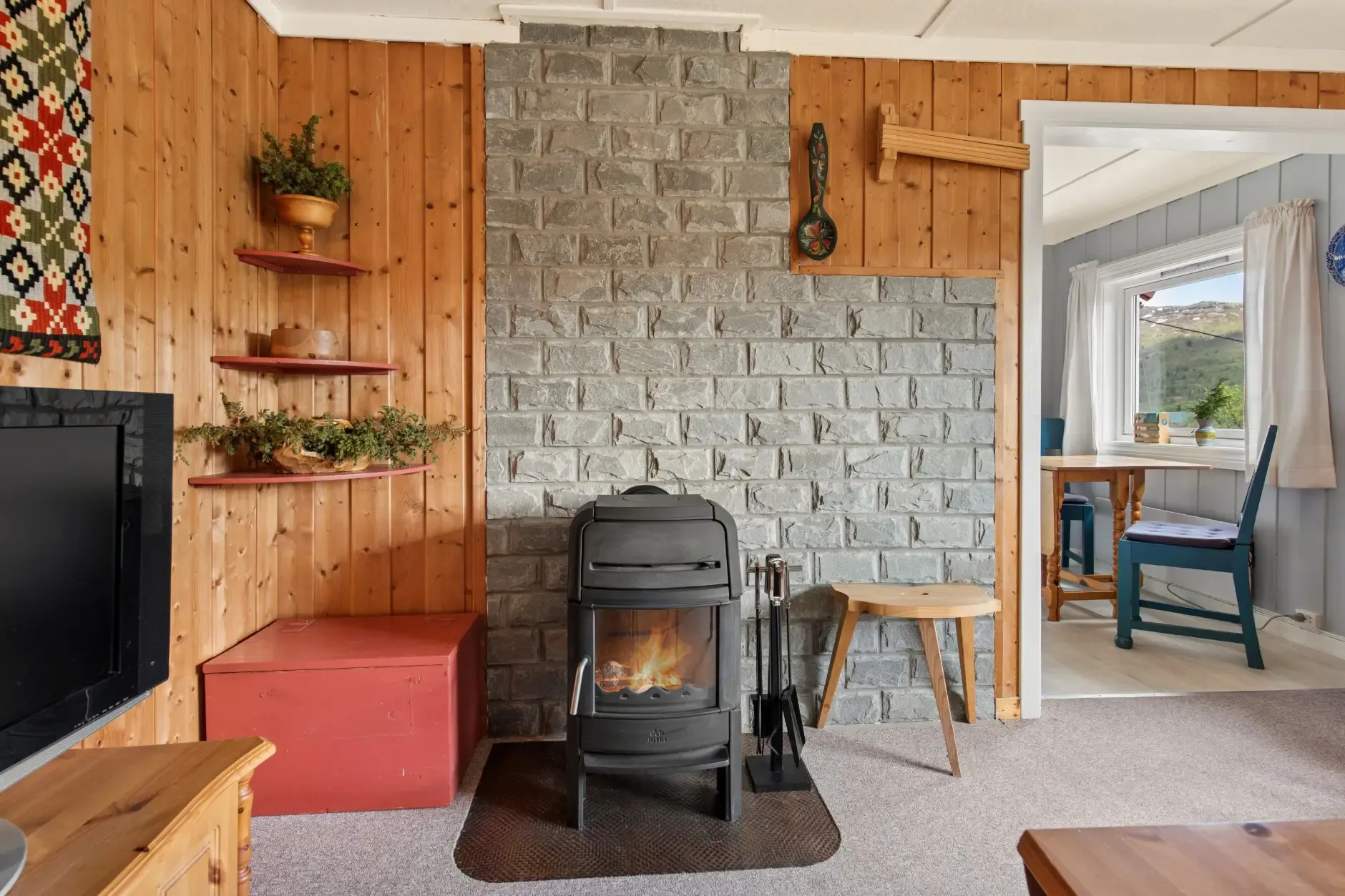 1960s Two-Bedroom Cabin with Terrace in Scenic Rjukan, Telemark - View image 13 of 27