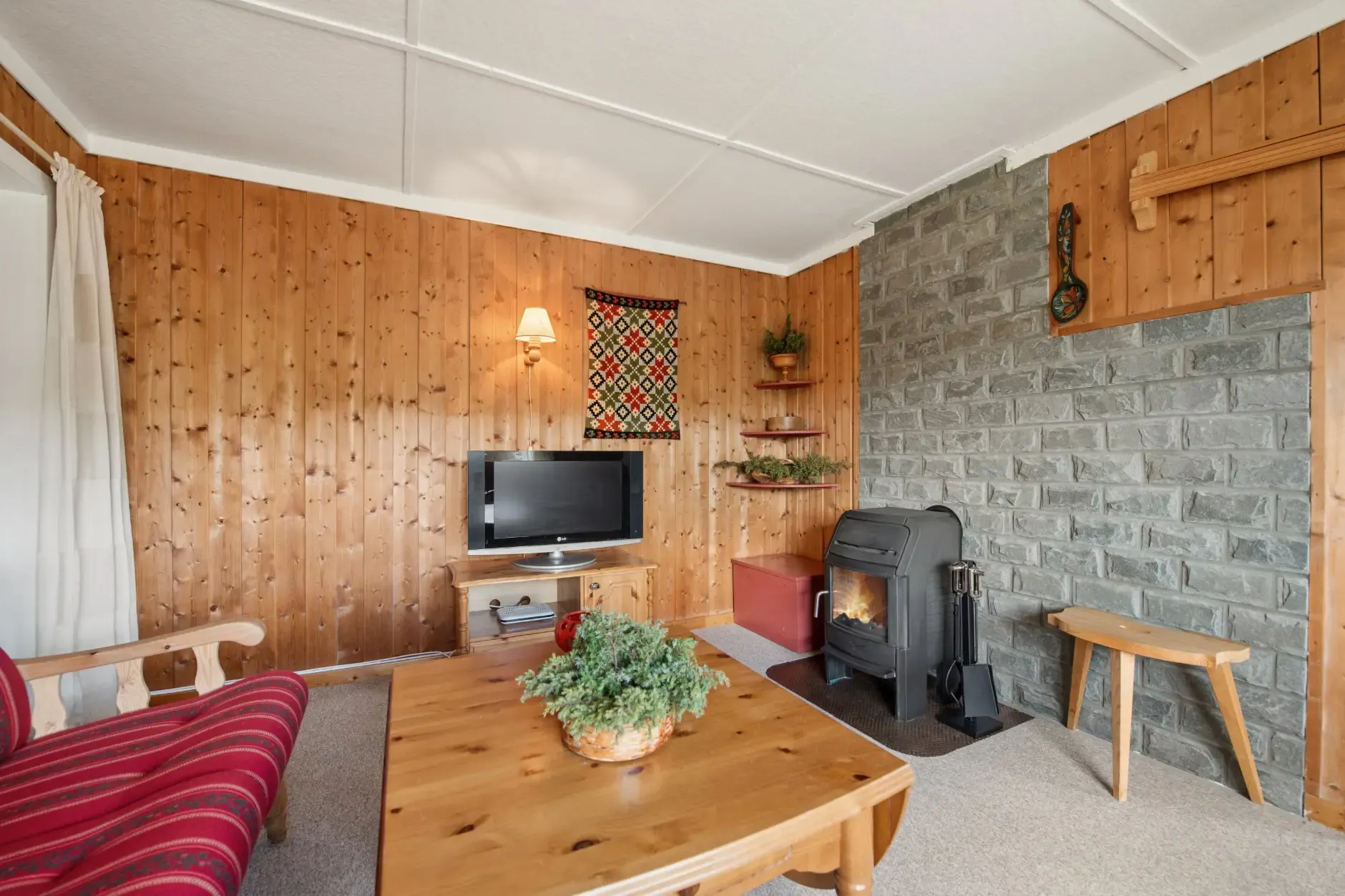 1960s Two-Bedroom Cabin with Terrace in Scenic Rjukan, Telemark - View image 14 of 27