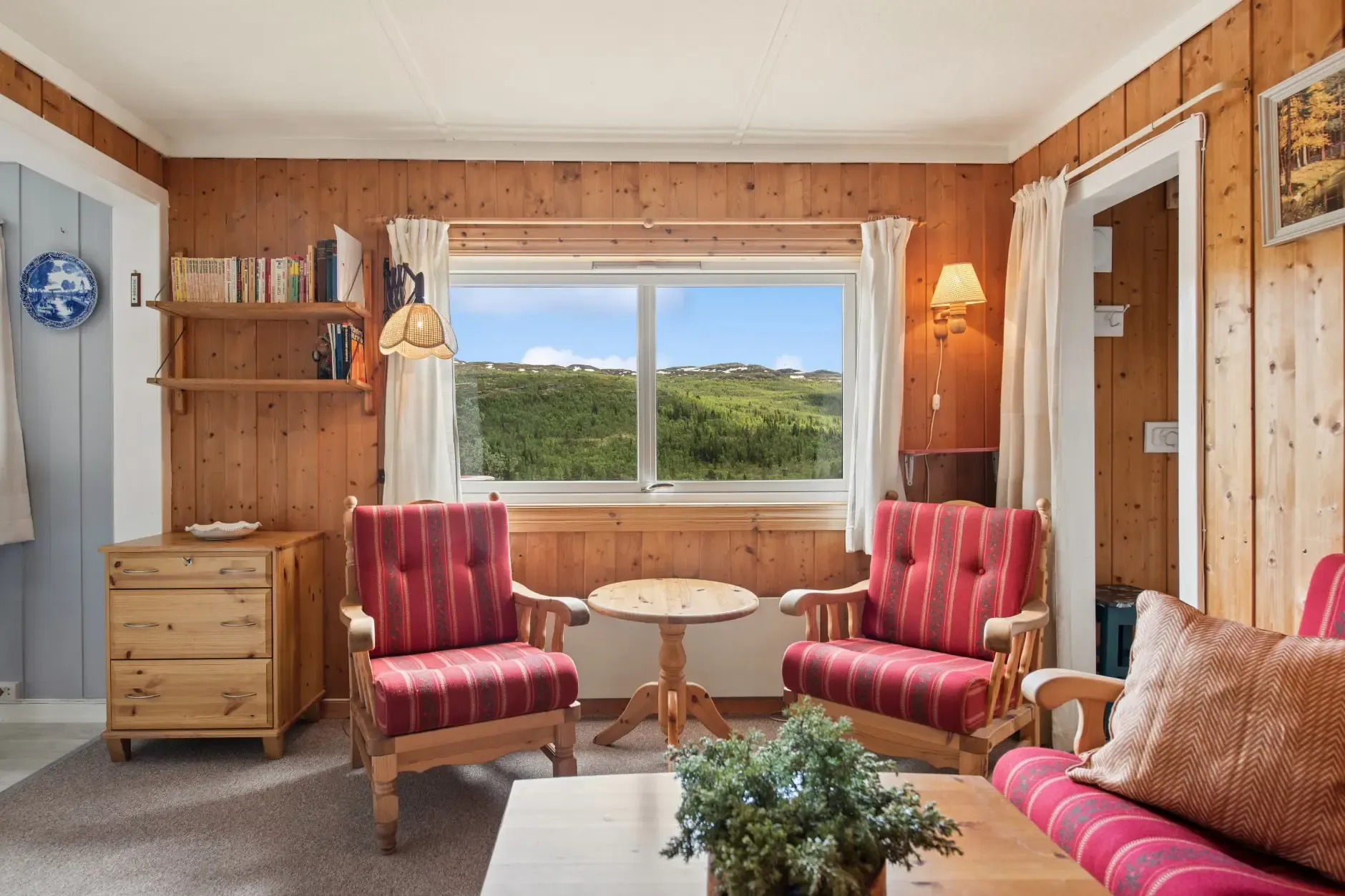 1960s Two-Bedroom Cabin with Terrace in Scenic Rjukan, Telemark - View image 15 of 27