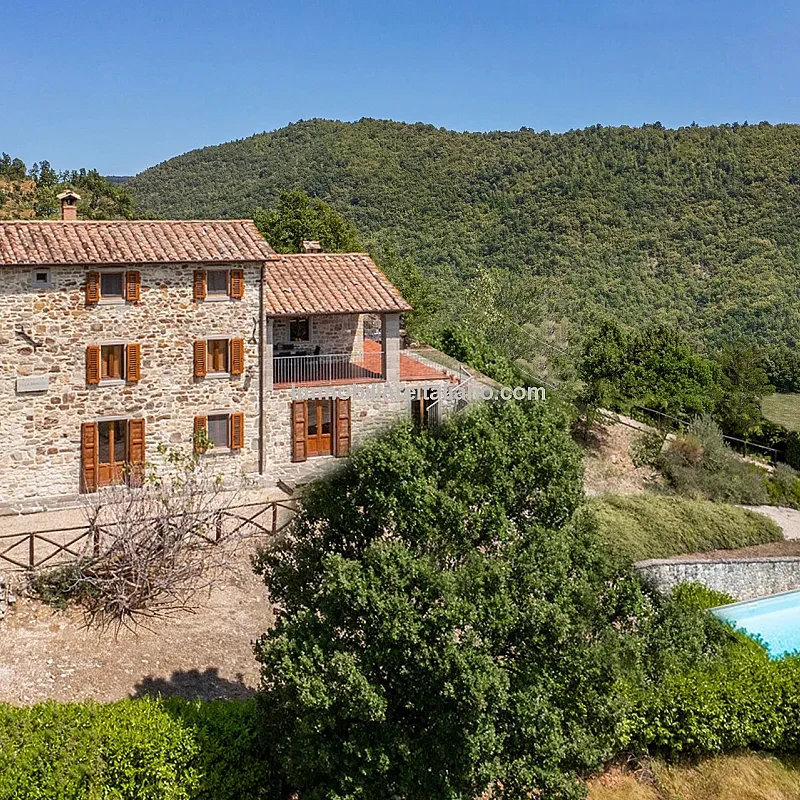 Restaureret bondegård med 3 soveværelser og pool i Caprese Michelangelo i Toscana