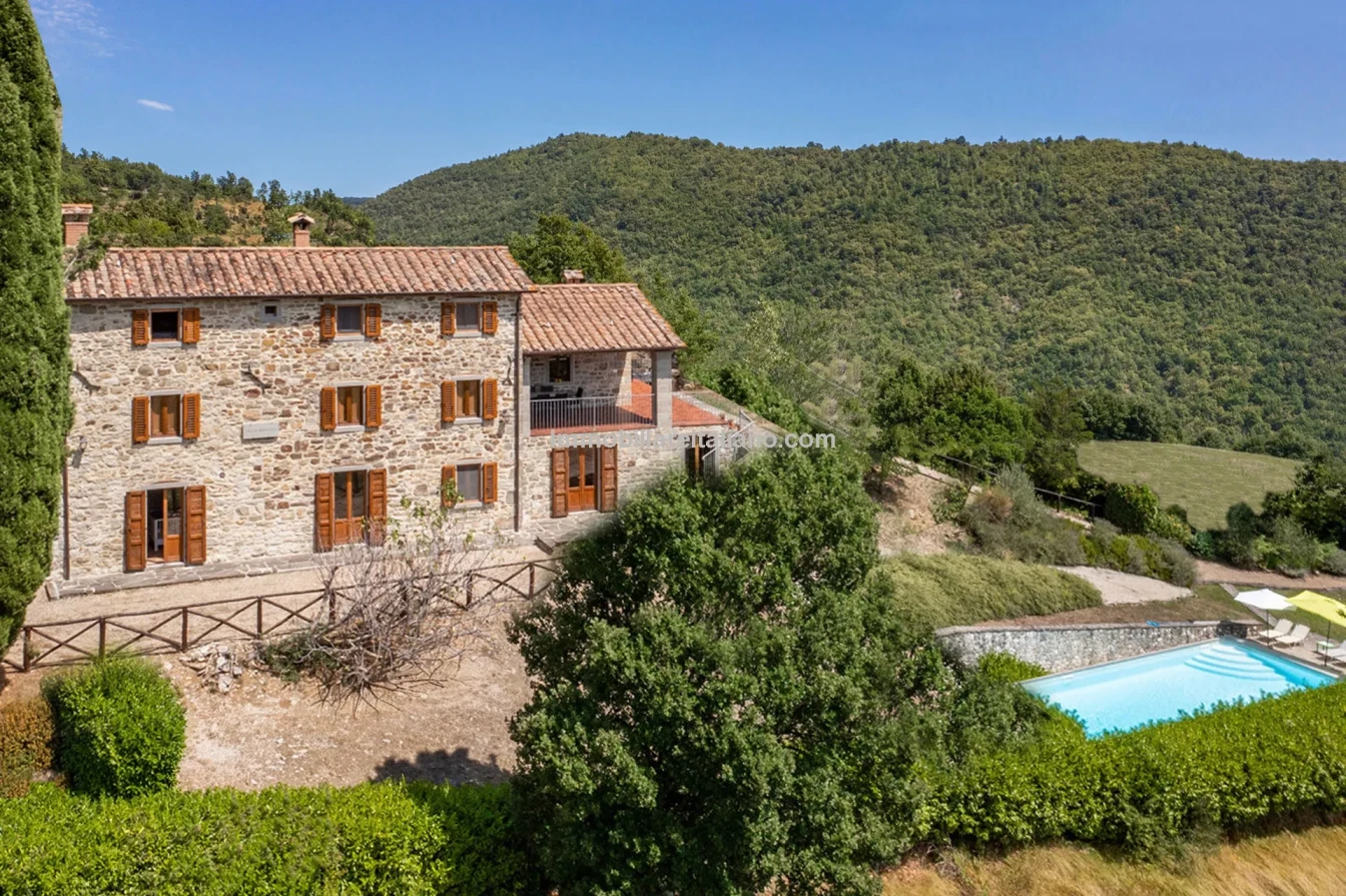 Ferme restaurée de 3 chambres avec piscine dans la région de Caprese Michelangelo en Toscane - Image 1