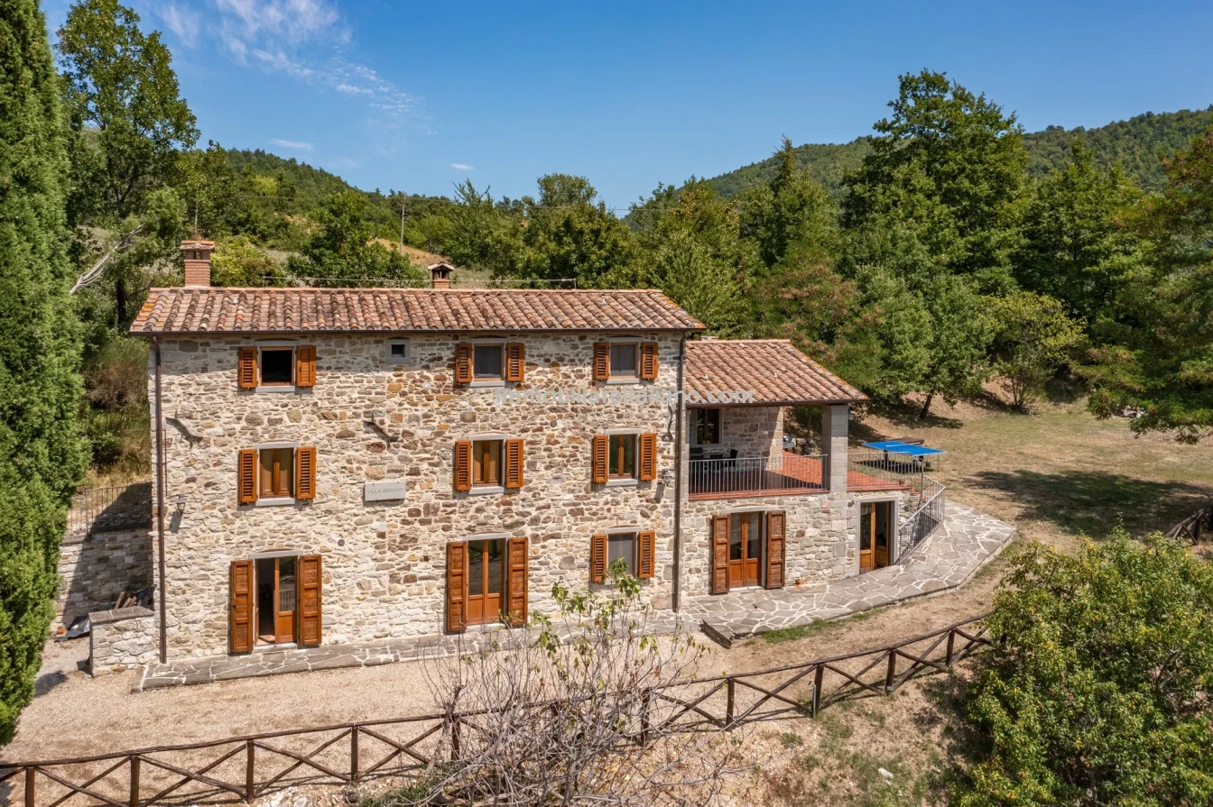 Ferme restaurée de 3 chambres avec piscine dans la région de Caprese Michelangelo en Toscane - Image 2