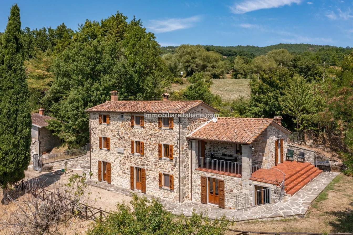 Ferme restaurée de 3 chambres avec piscine dans la région de Caprese Michelangelo en Toscane - Image 5