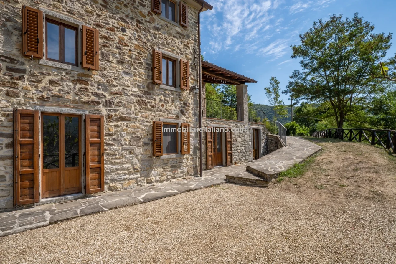Ferme restaurée de 3 chambres avec piscine dans la région de Caprese Michelangelo en Toscane - Voir l'image 17 sur 85