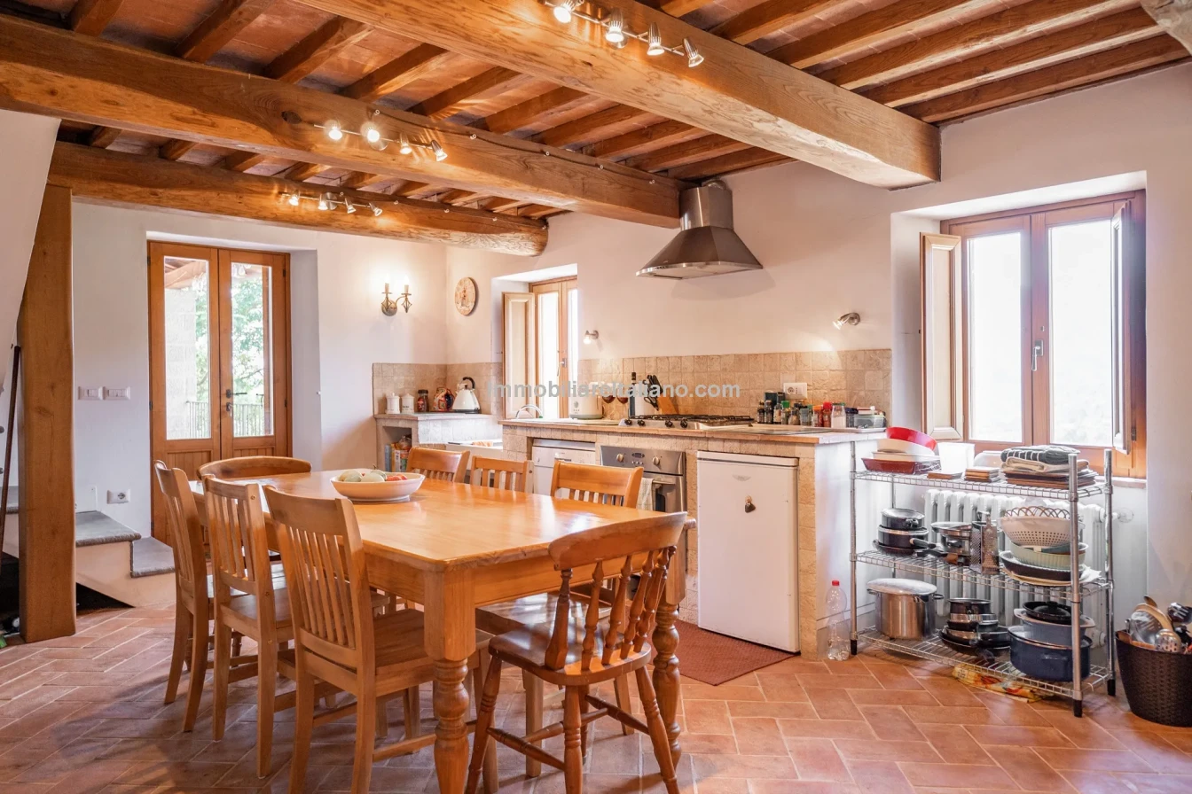Ferme restaurée de 3 chambres avec piscine dans la région de Caprese Michelangelo en Toscane - Voir l'image 38 sur 85
