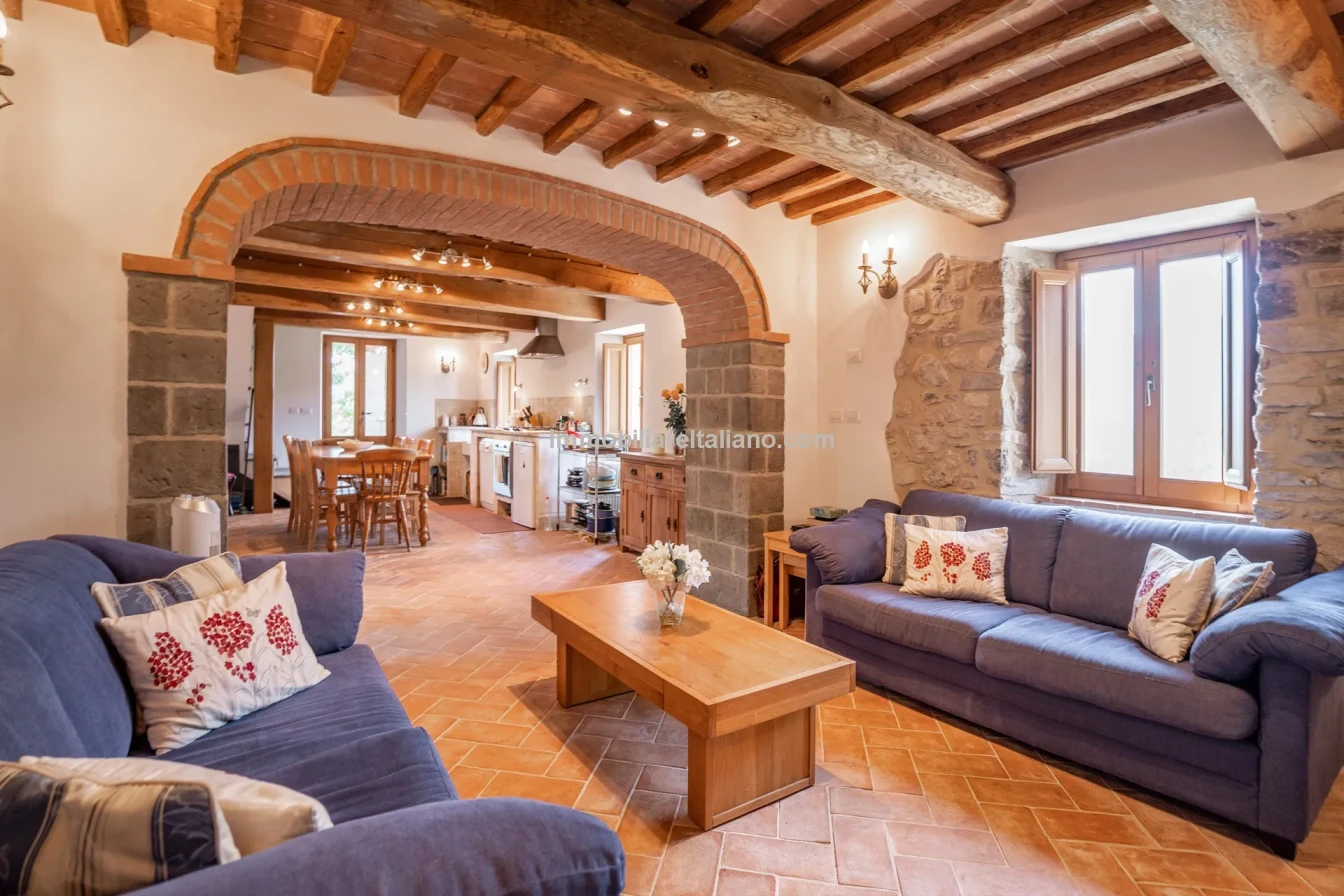Ferme restaurée de 3 chambres avec piscine dans la région de Caprese Michelangelo en Toscane - Voir l'image 43 sur 85