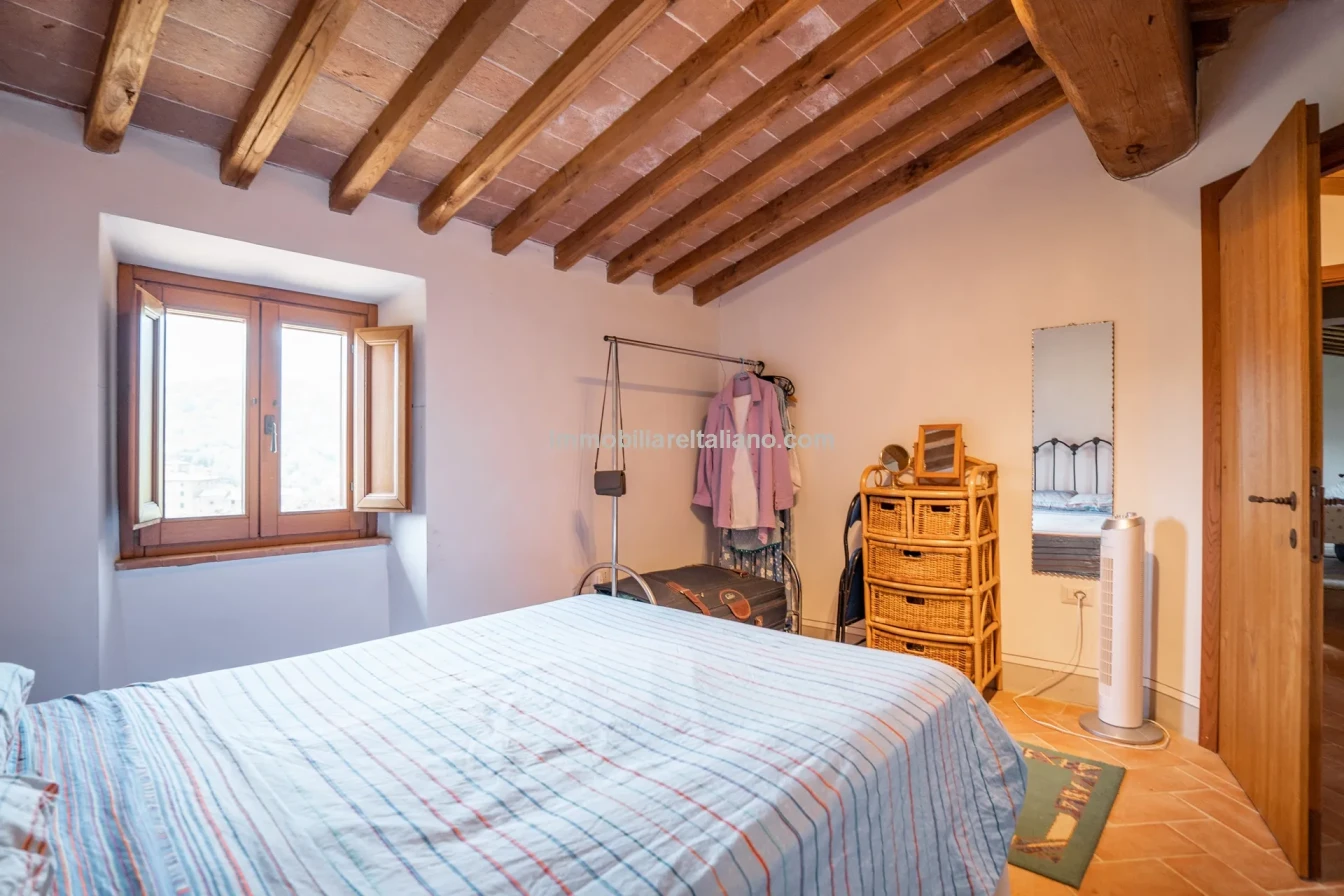 Ferme restaurée de 3 chambres avec piscine dans la région de Caprese Michelangelo en Toscane - Voir l'image 54 sur 85