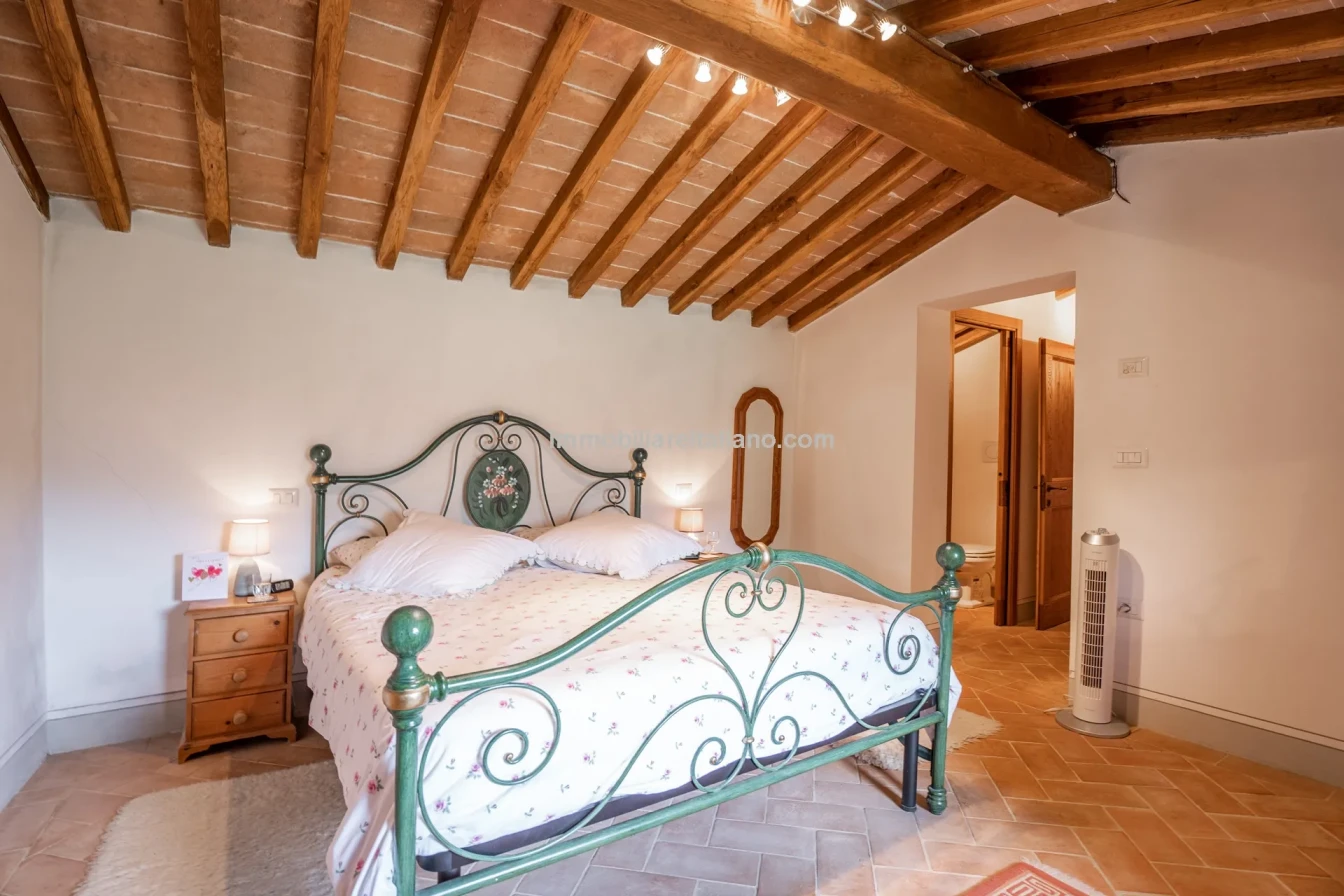 Ferme restaurée de 3 chambres avec piscine dans la région de Caprese Michelangelo en Toscane - Voir l'image 60 sur 85
