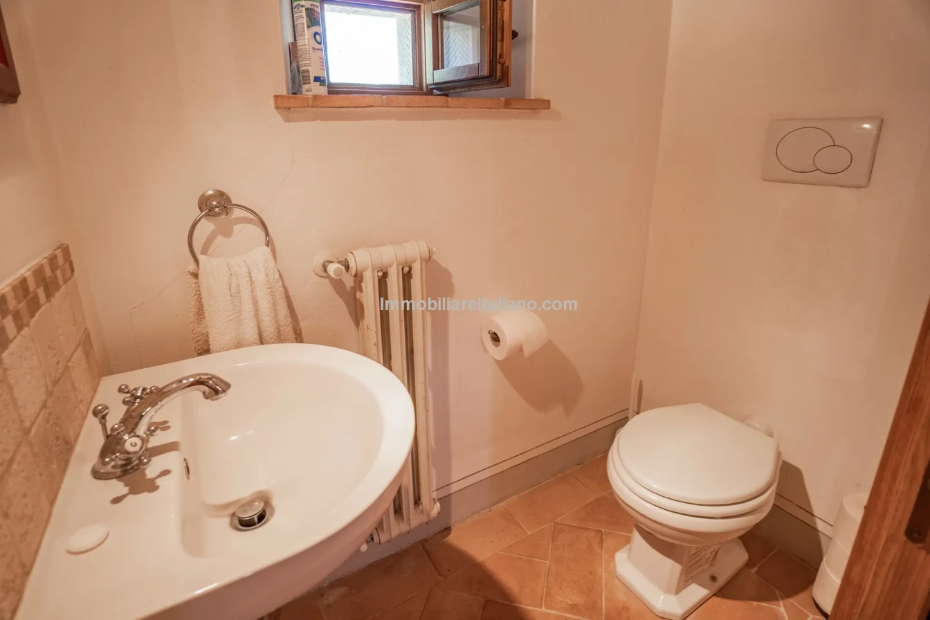 Ferme restaurée de 3 chambres avec piscine dans la région de Caprese Michelangelo en Toscane - Voir l'image 63 sur 85