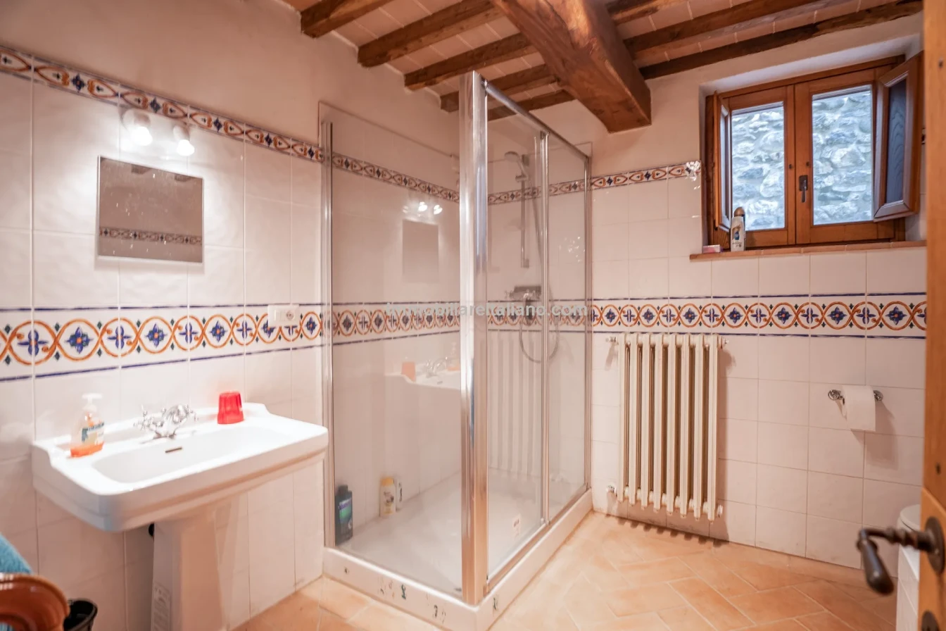 Ferme restaurée de 3 chambres avec piscine dans la région de Caprese Michelangelo en Toscane - Voir l'image 69 sur 85