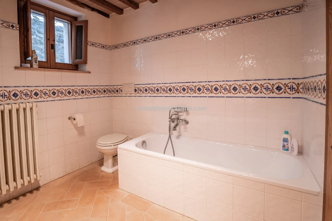 Ferme restaurée de 3 chambres avec piscine dans la région de Caprese Michelangelo en Toscane - Voir l'image 70 sur 85