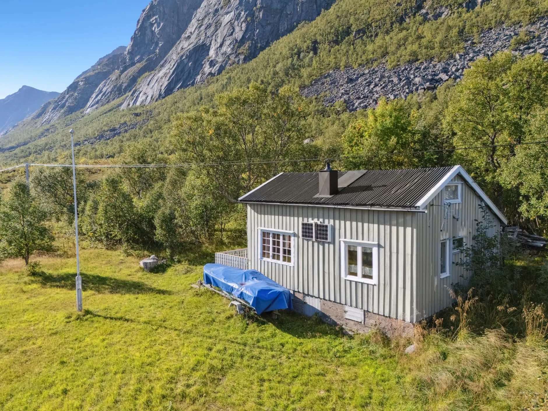 1940s Norwegian Cabin with Expansive Private Land by the Sea - Image 3