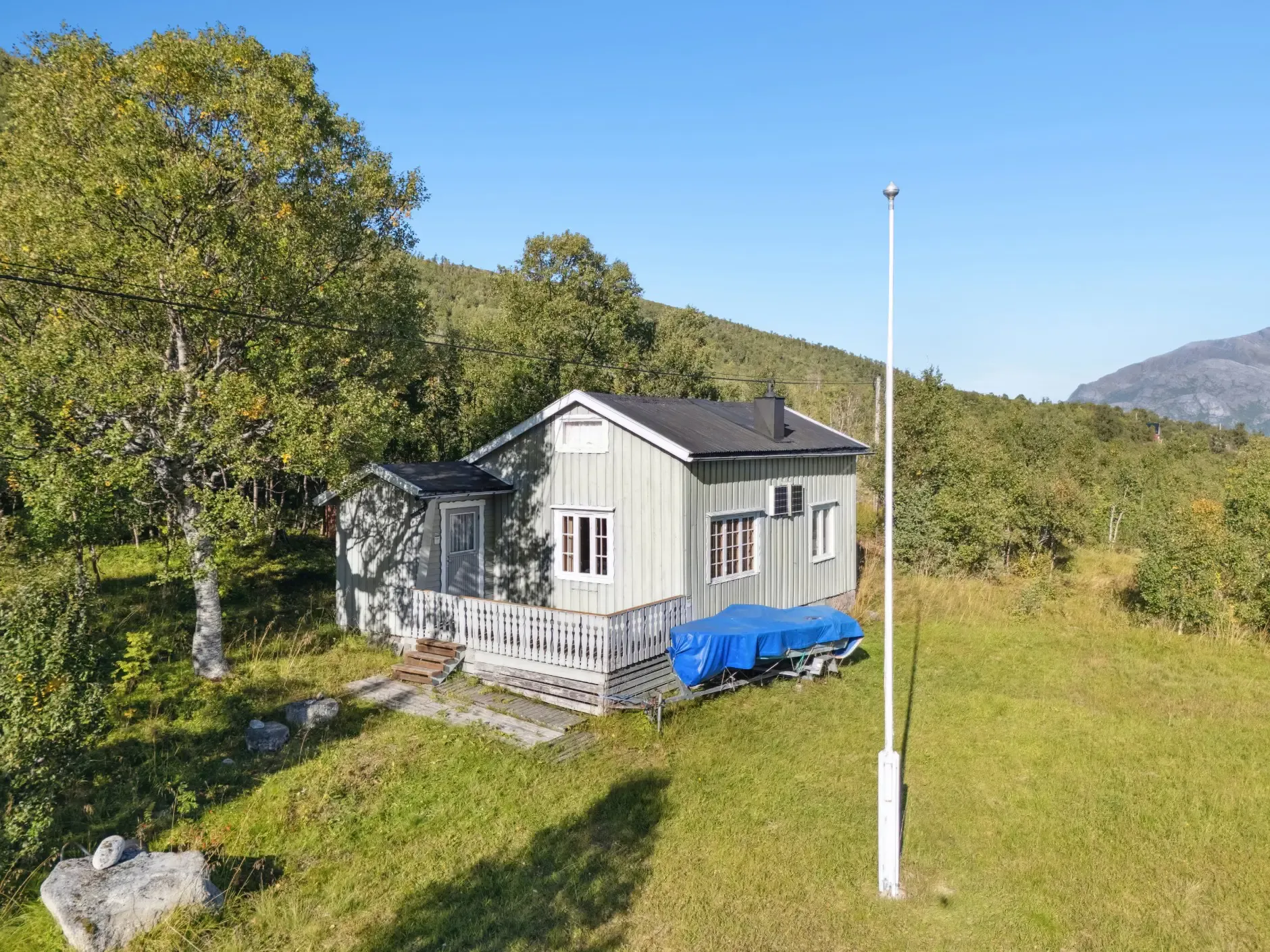 1940s Norwegian Cabin with Expansive Private Land by the Sea - Image 4