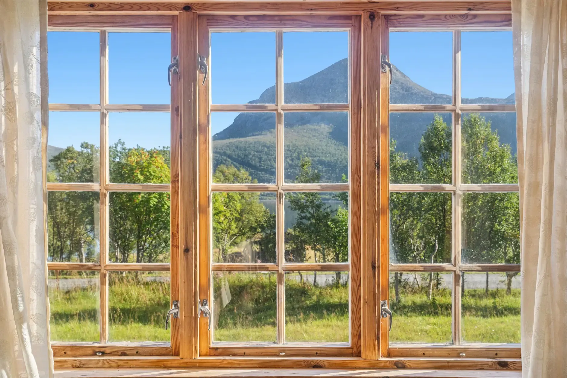 1940s Norwegian Cabin with Expansive Private Land by the Sea - View image 10 of 33