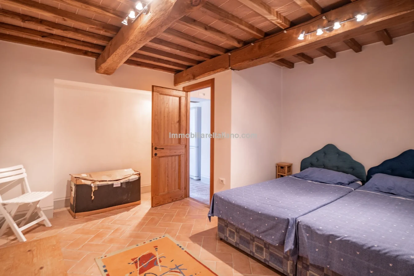 Ferme restaurée de 3 chambres avec piscine dans la région de Caprese Michelangelo en Toscane - Voir l'image 72 sur 85