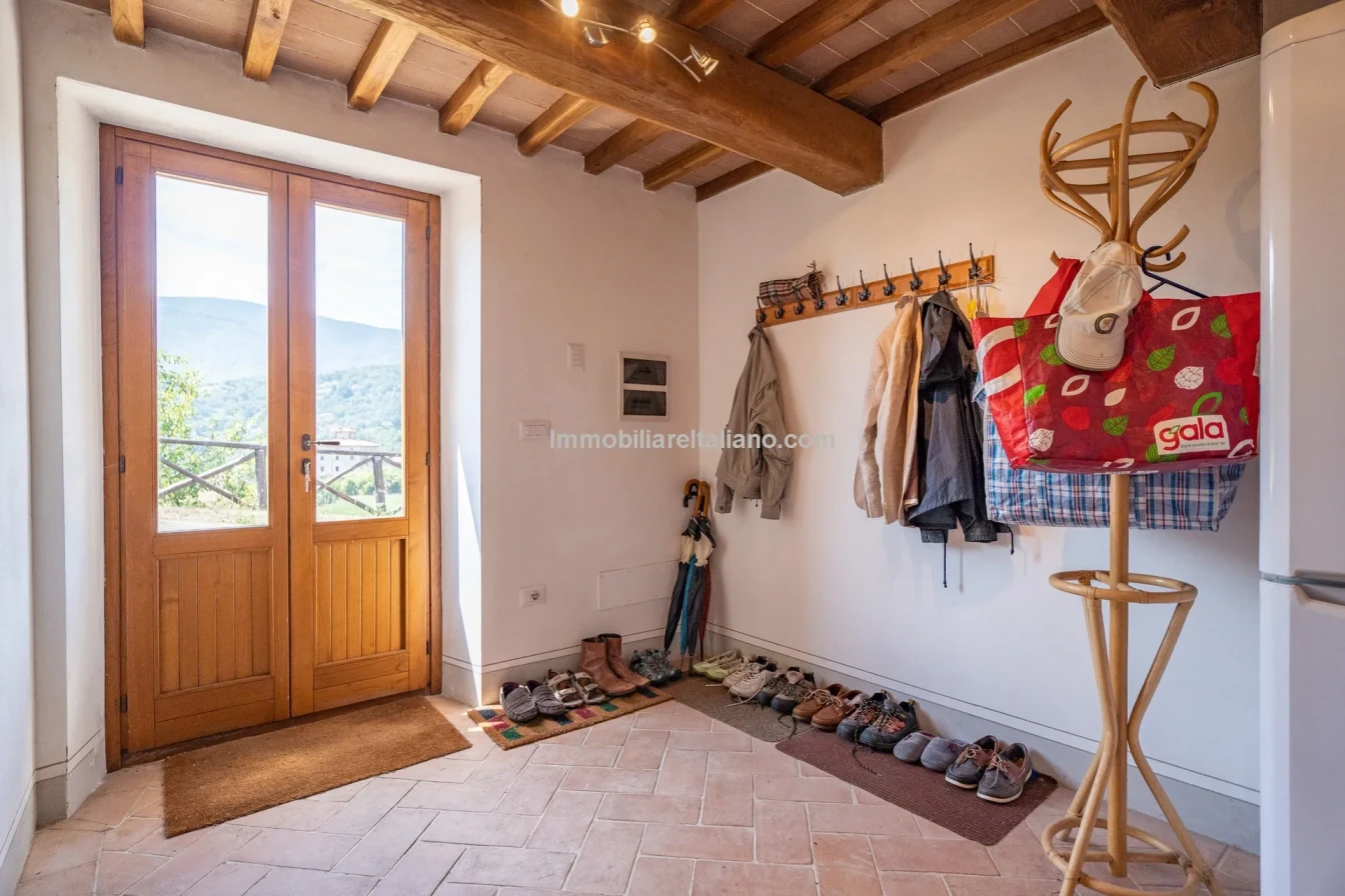 Ferme restaurée de 3 chambres avec piscine dans la région de Caprese Michelangelo en Toscane - Voir l'image 73 sur 85