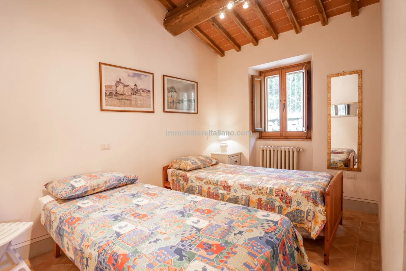 Ferme restaurée de 3 chambres avec piscine dans la région de Caprese Michelangelo en Toscane - Voir l'image 82 sur 85
