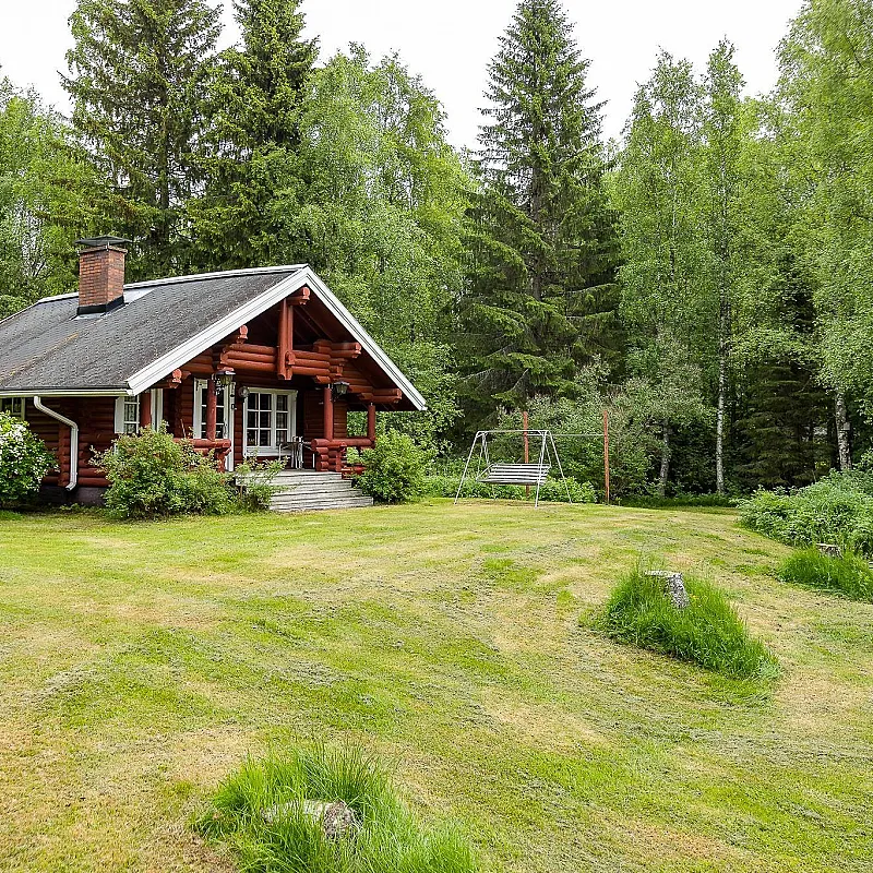 Compact 1987 Country House with Expansive Garden in Kiiminki, Finland