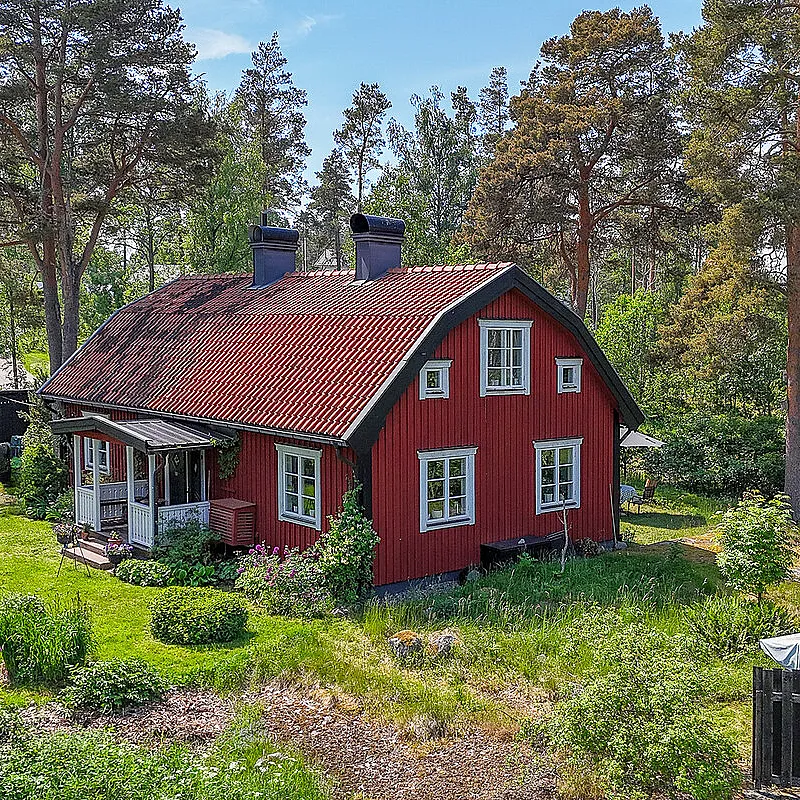 1970s Norrtälje House with Expansive Garden and Parking