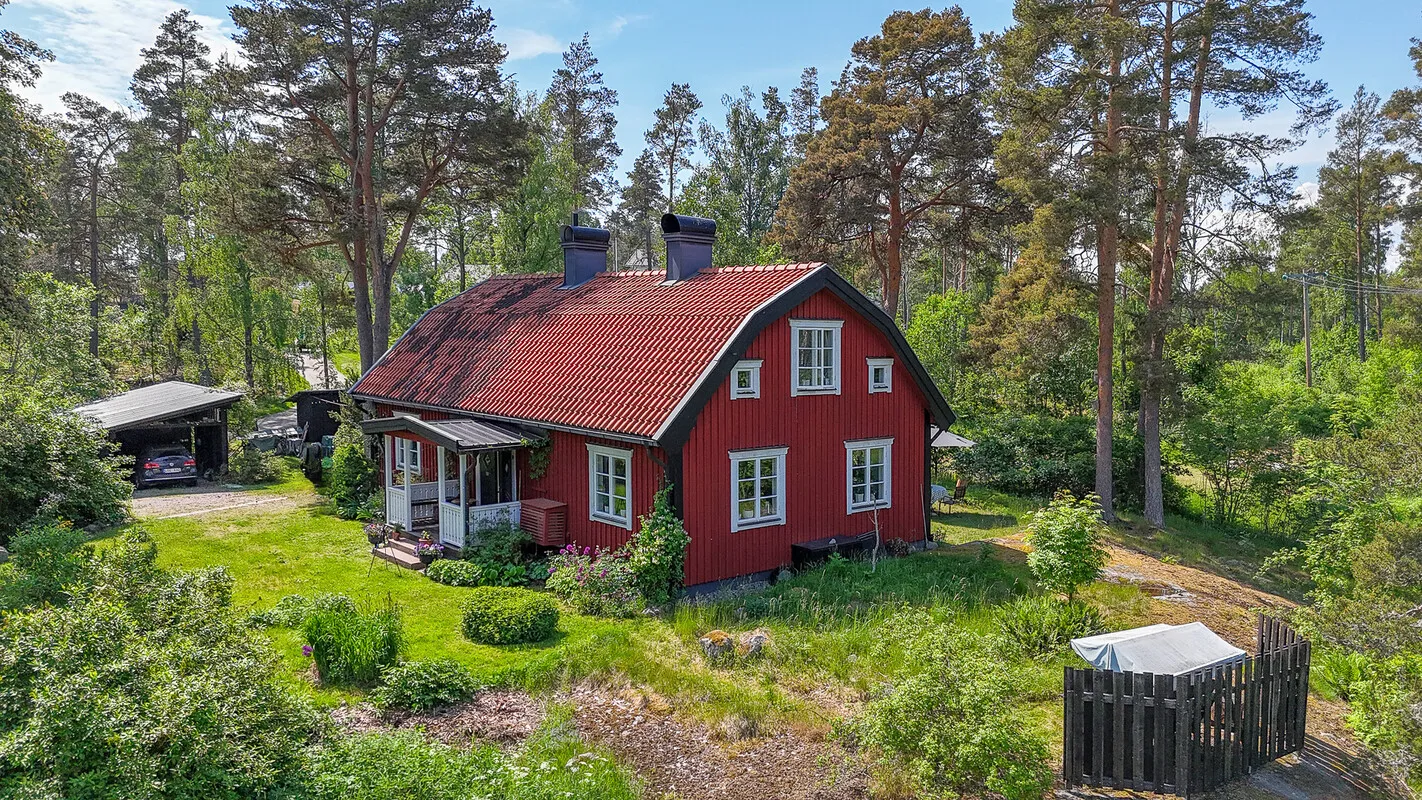 1970s Norrtälje House with Expansive Garden and Parking - Image 1