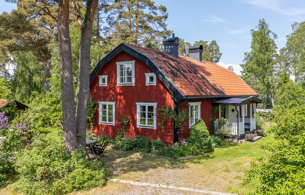 1970s Norrtälje House with Expansive Garden and Parking - Image 2