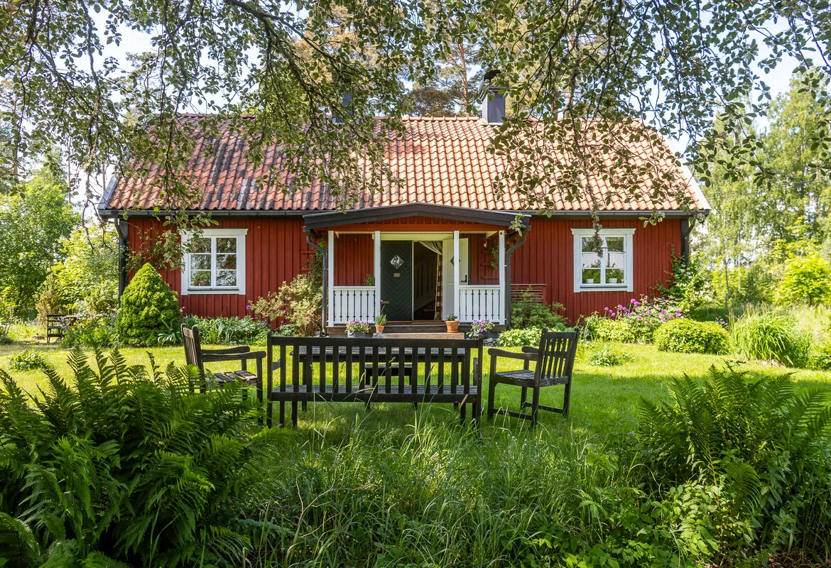 1970s Norrtälje House with Expansive Garden and Parking - Image 3